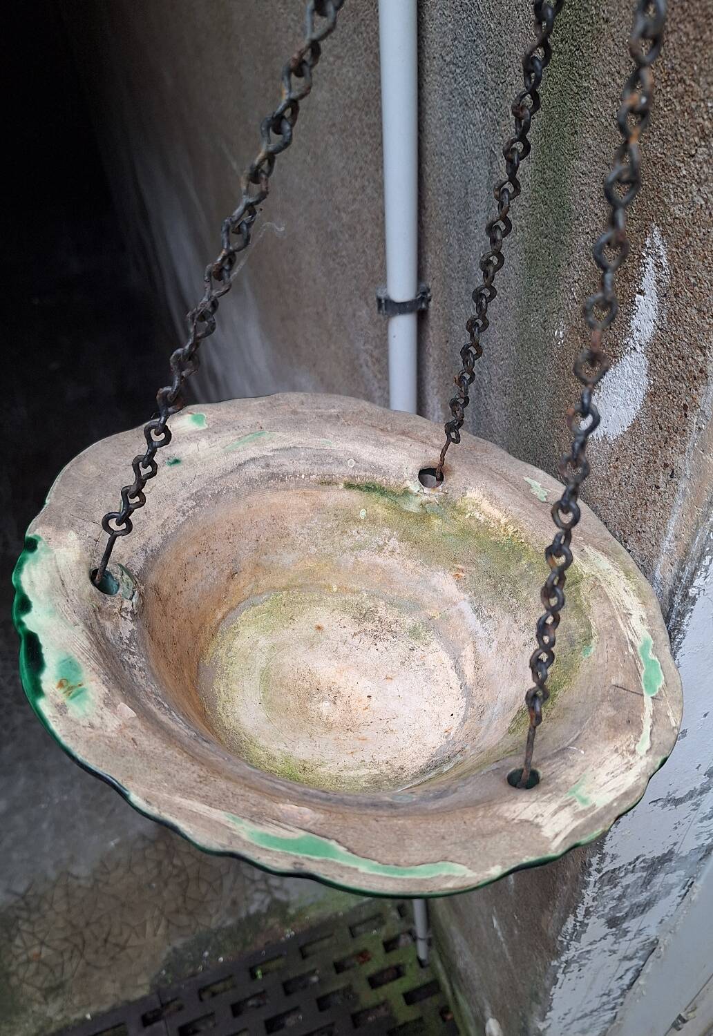 Hanging planter in green earthenware