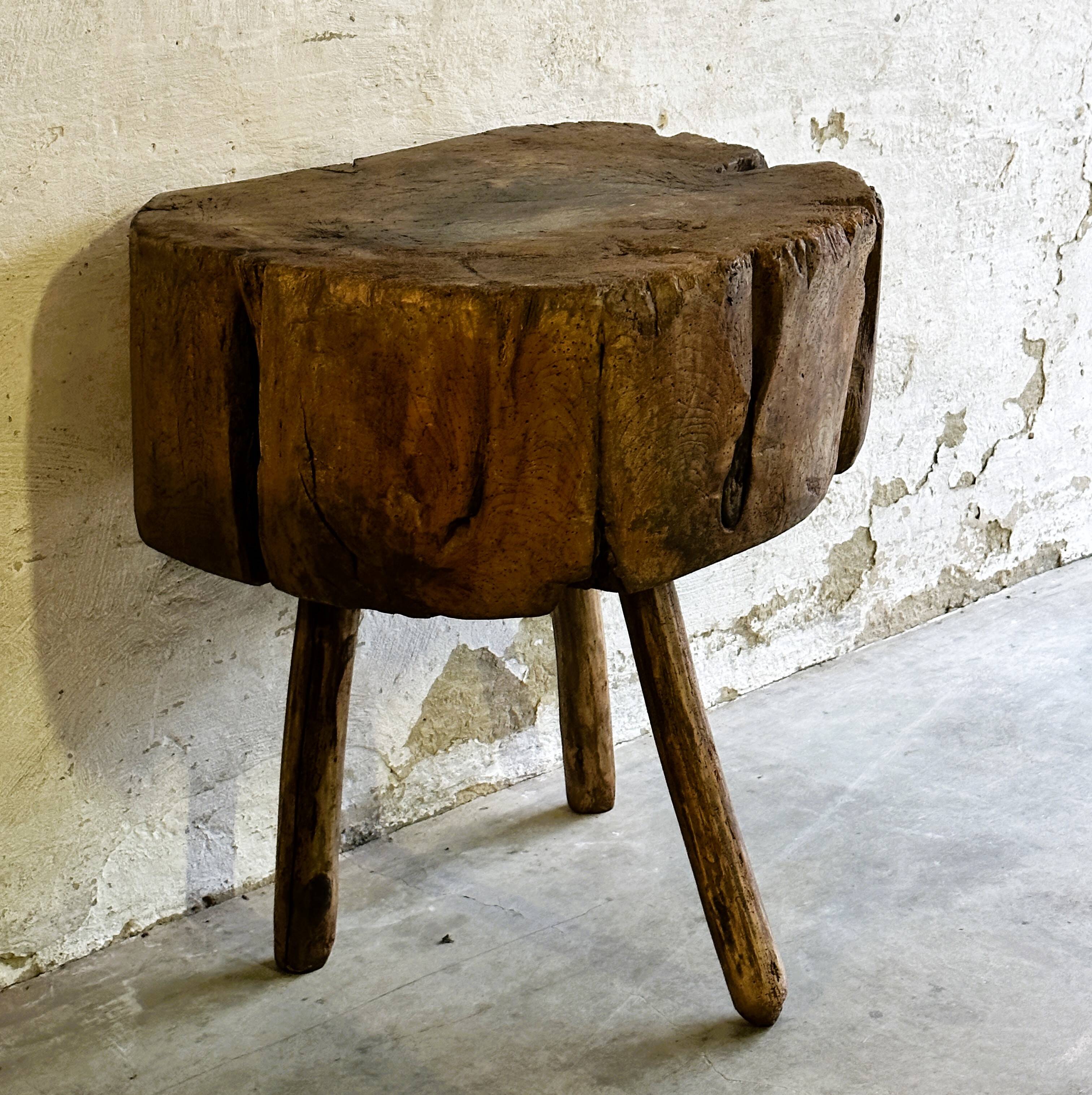 Table d'appoint Art populaire en orme, France XIXe siècle