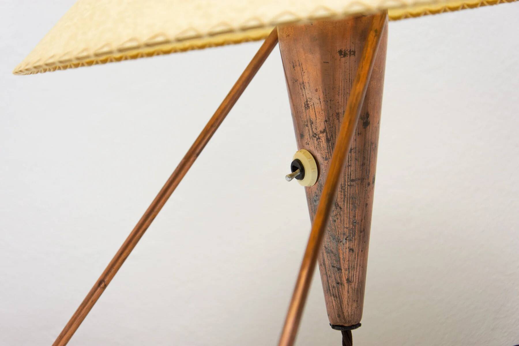 Lampe de table trépied tchèque des années 50 par Helena Frantová.