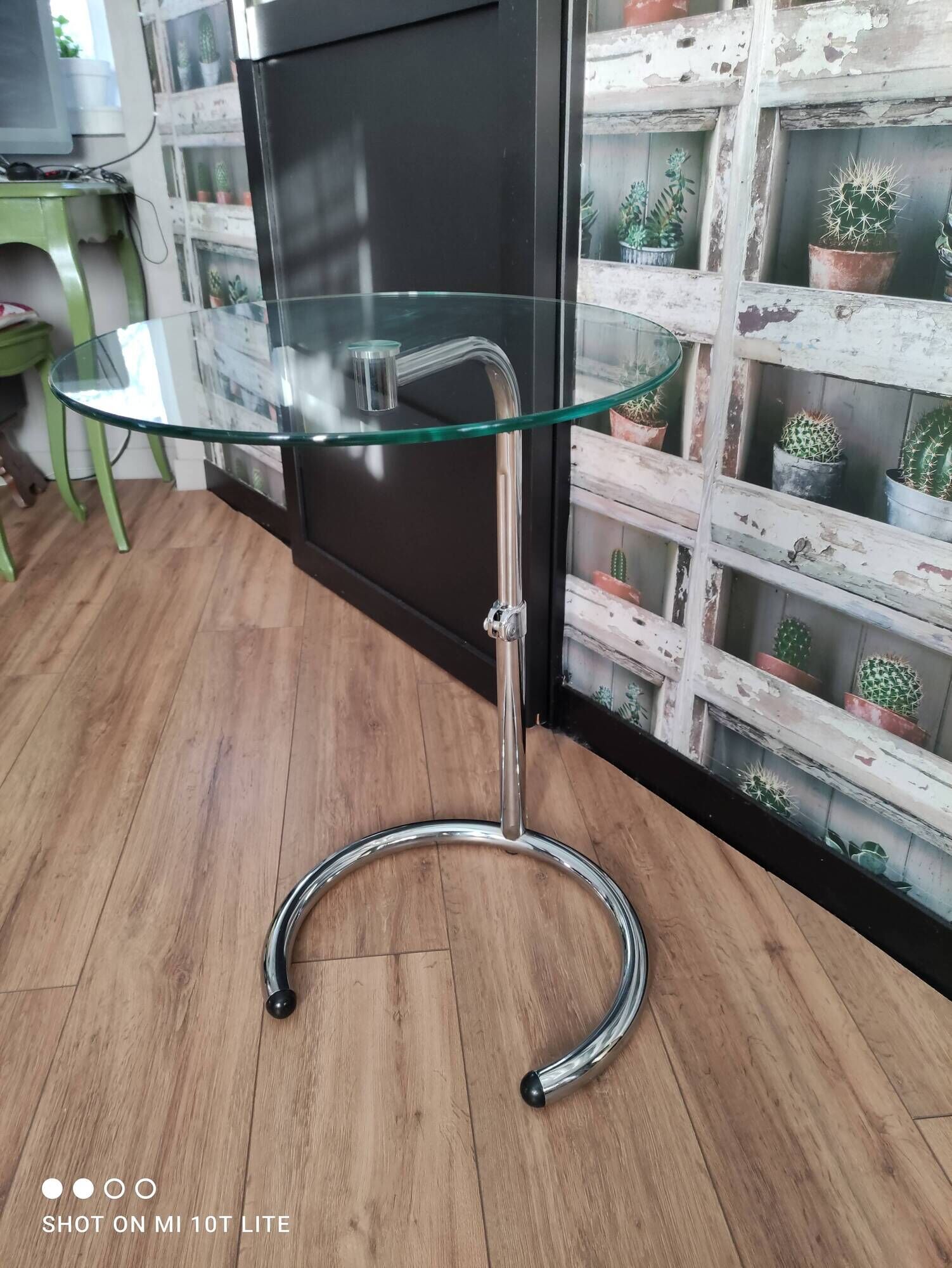 End of sofa, pedestal table, side table paget top in chrome-plated glass base