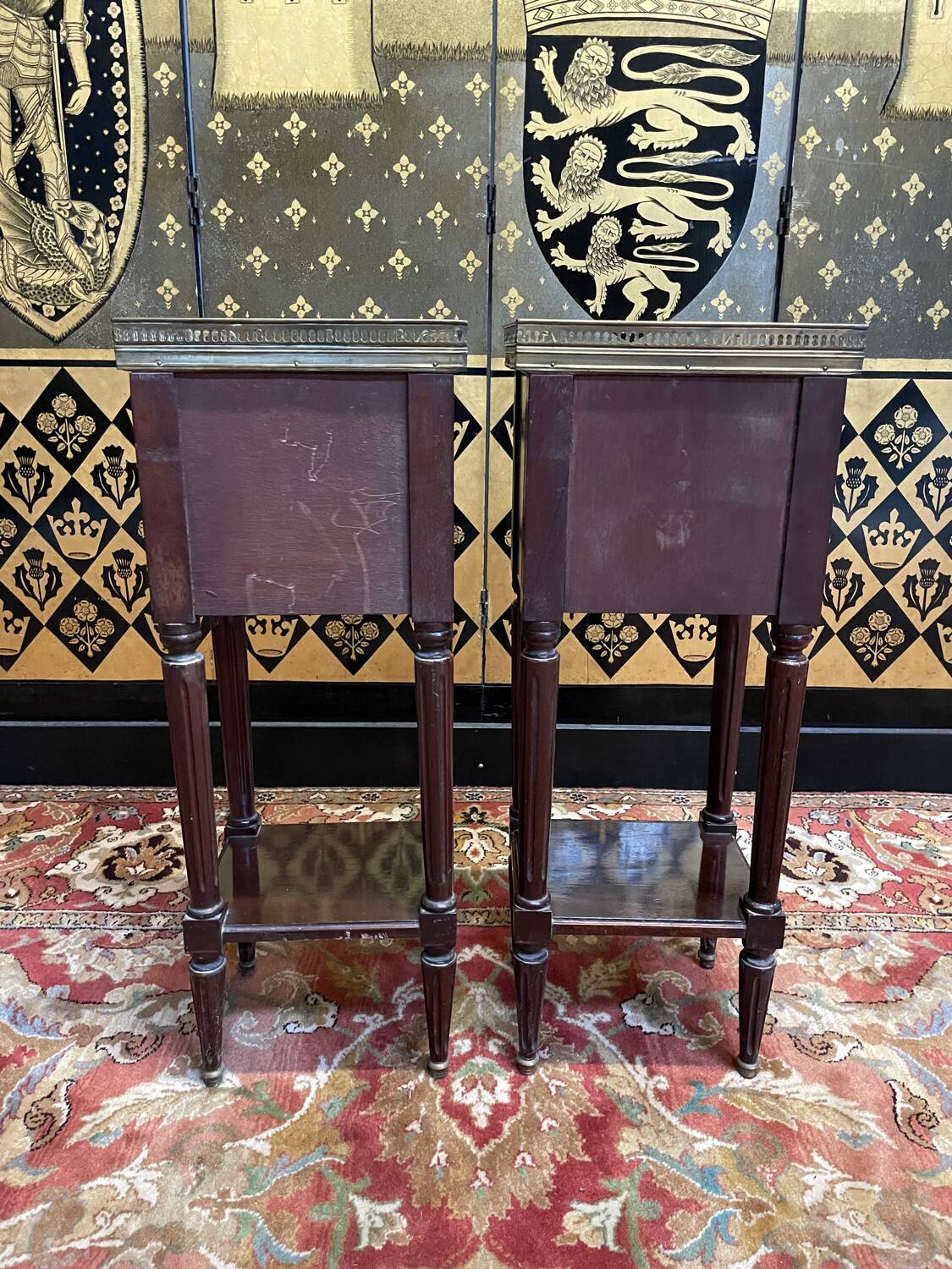 Paire de tables de chevets de style Louis XVI