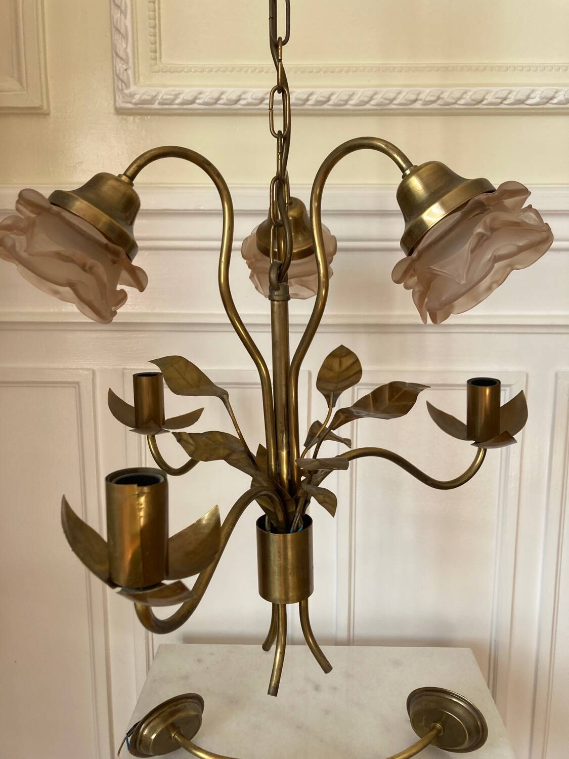Set of chandelier and 2 wall lights in gold metal and glass roses
