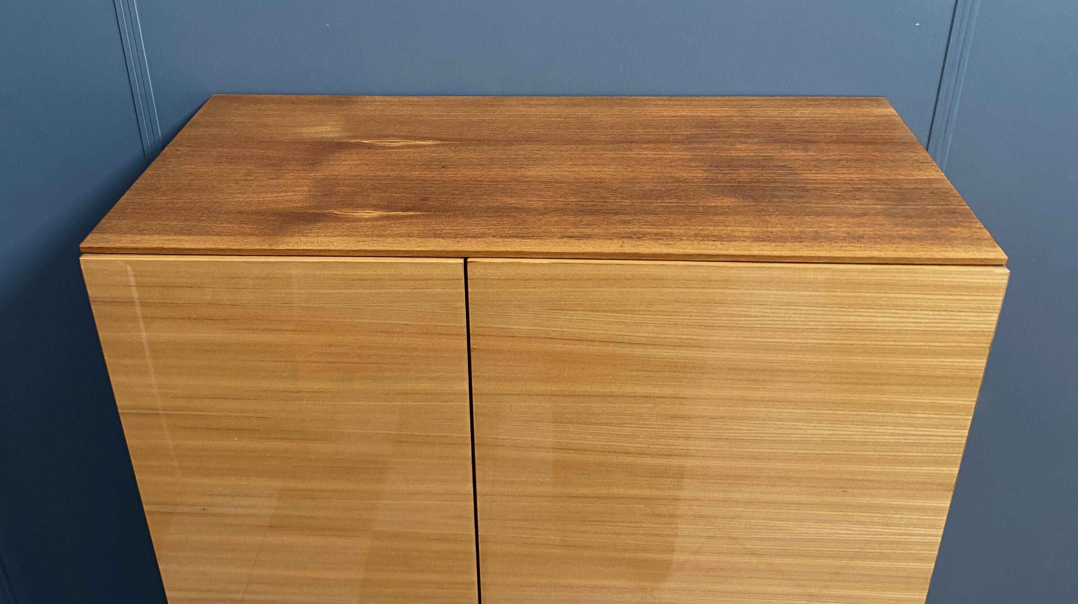Asymmetrical shelf in blond wood by Jitona