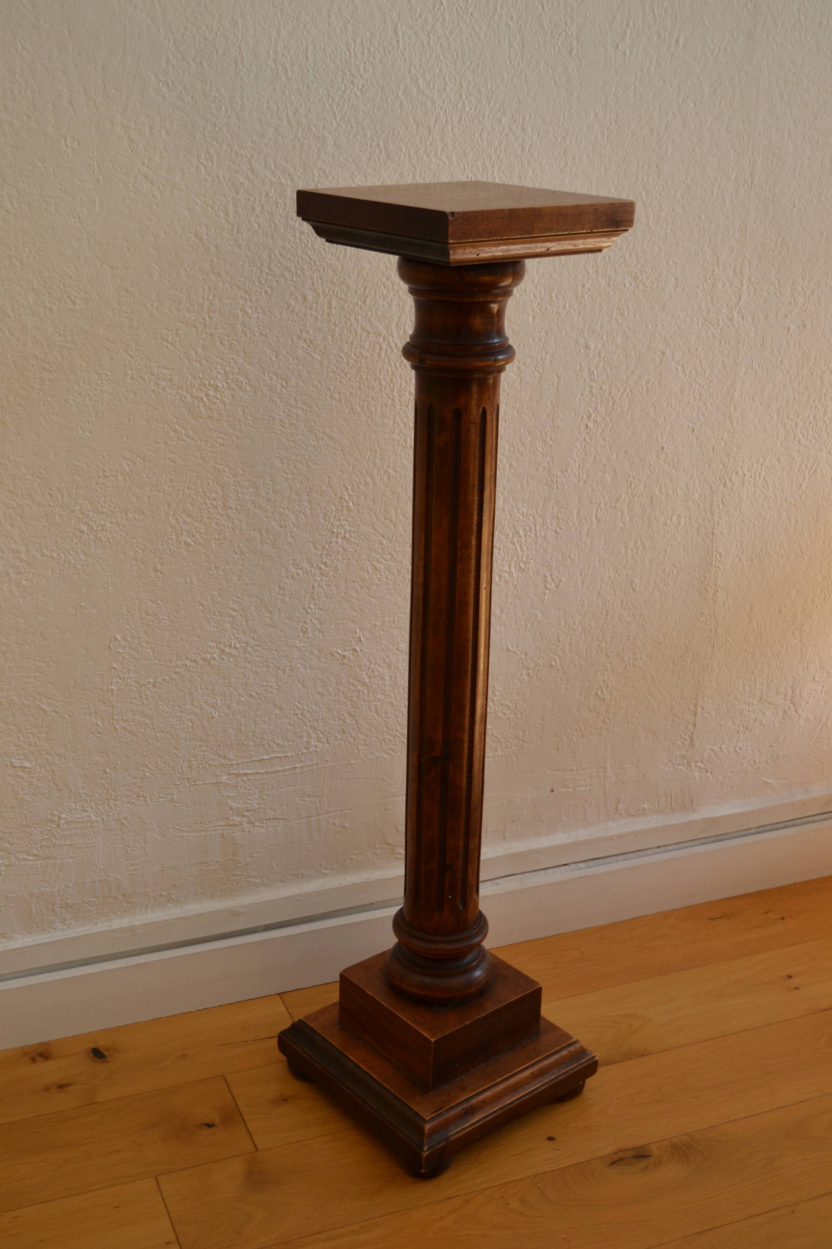 Wooden column pedestal in Louis XVI style, height: 93 cm.
