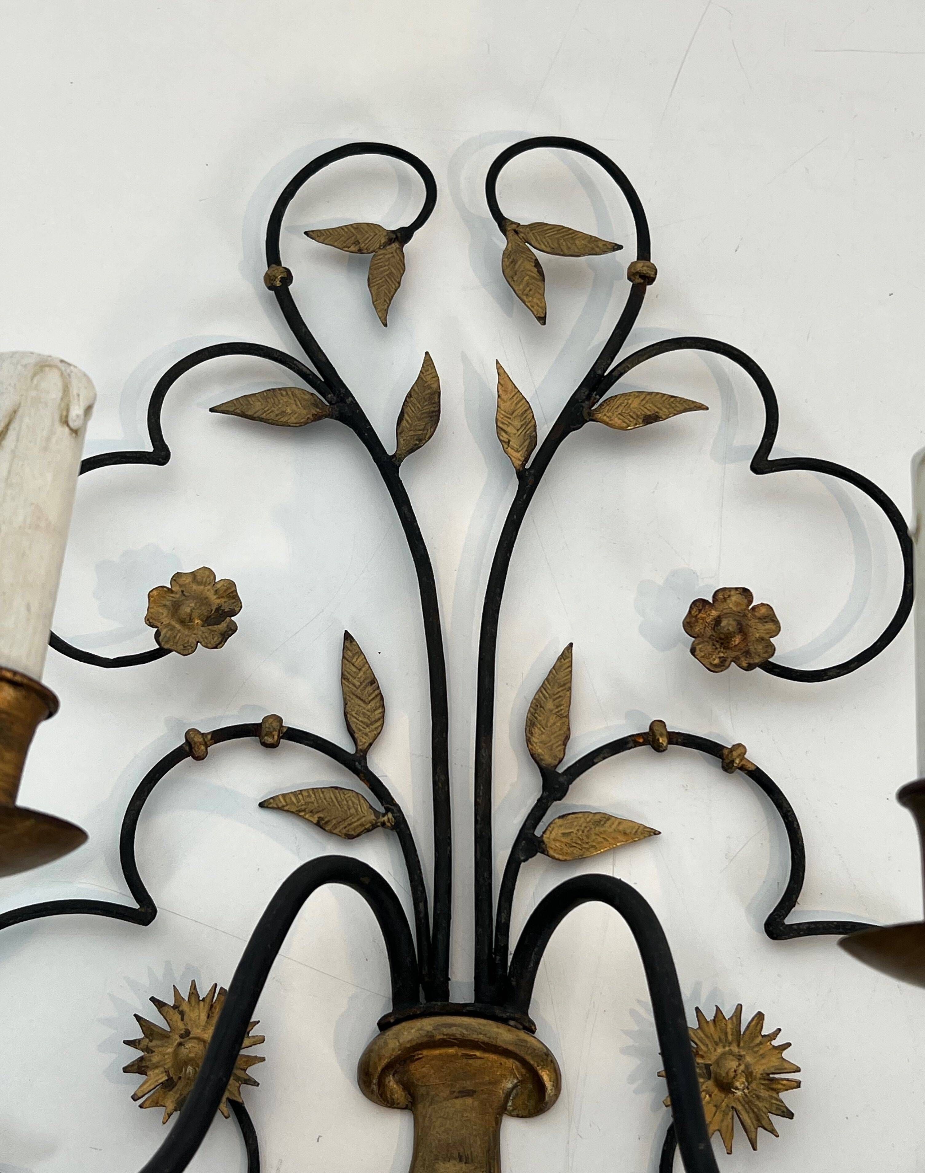 Paire d'appliques en fer forgé et doré représentant un bouquet de fleurs