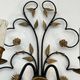 Paire d'appliques en fer forgé et doré représentant un bouquet de fleurs