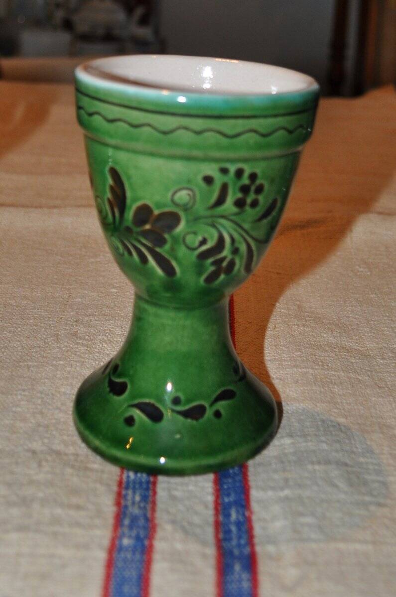 Set vintage en céramique émaillée verte, décor folk hongrois — lot de 3 pièces