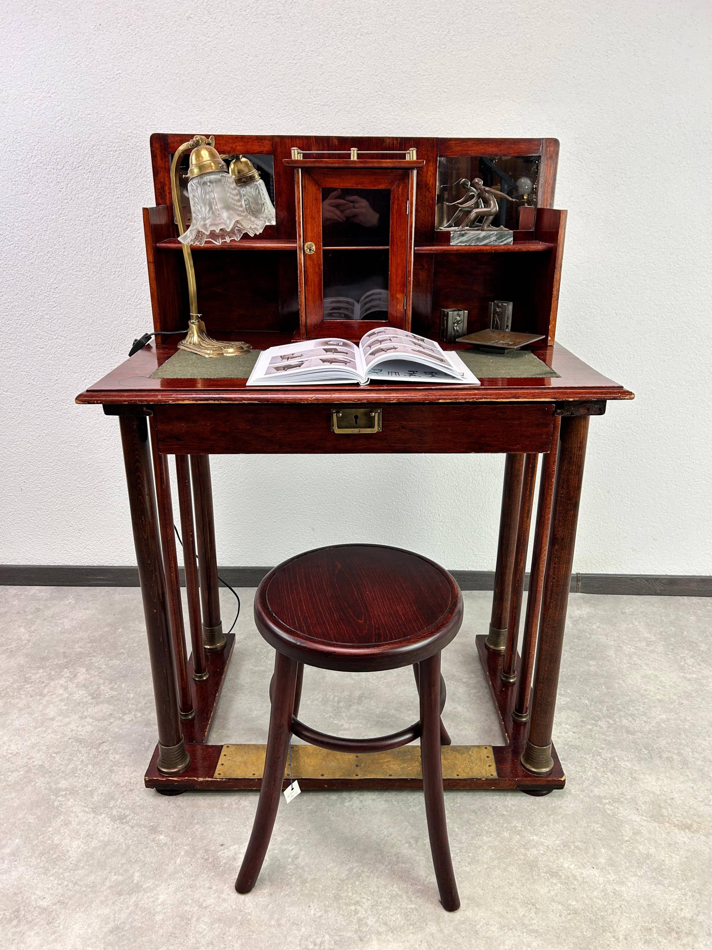 Small writing table secession