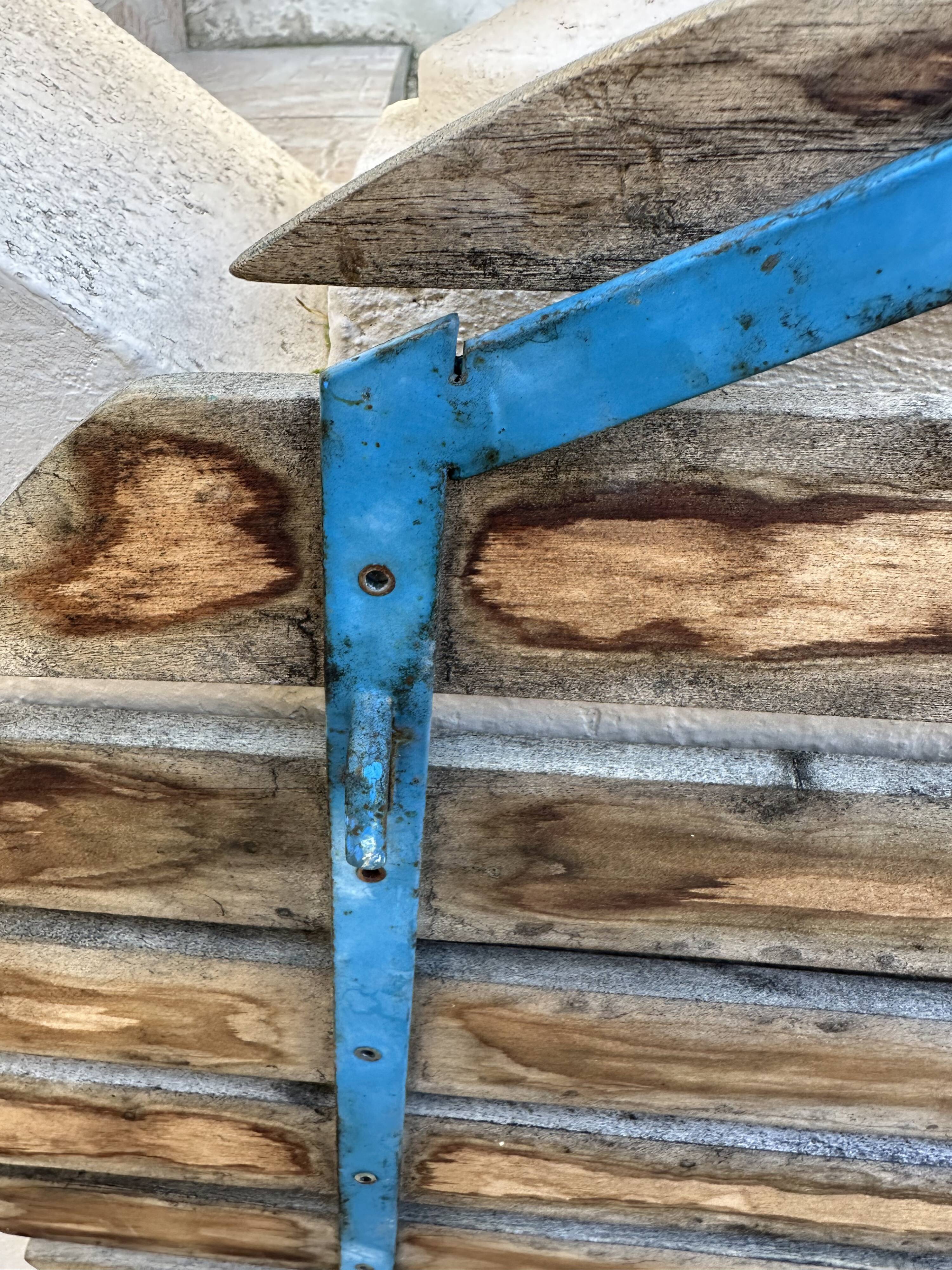 Round folding garden table