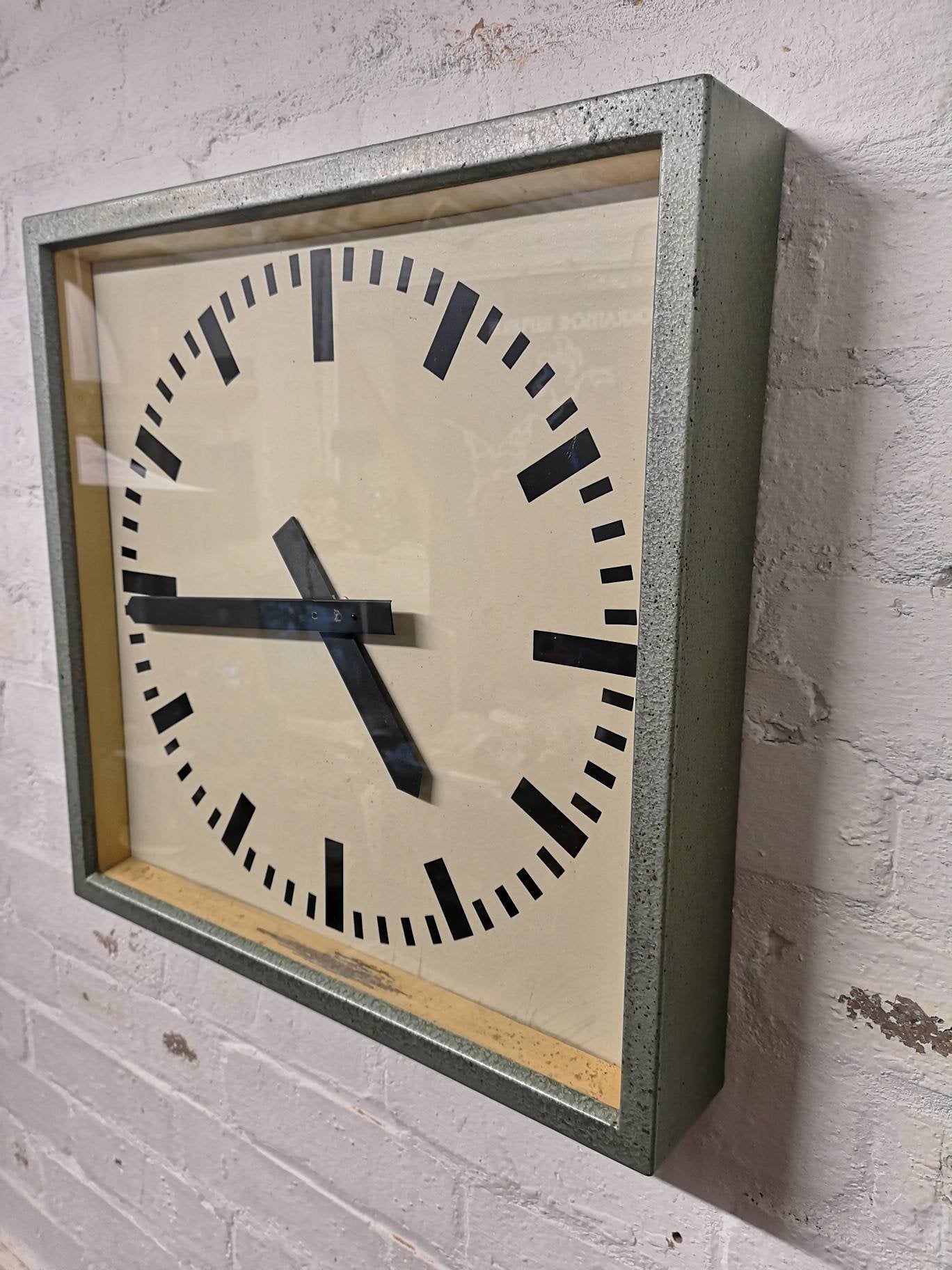 Horloge industrielle est-allemandes des années 1950 par Elfema