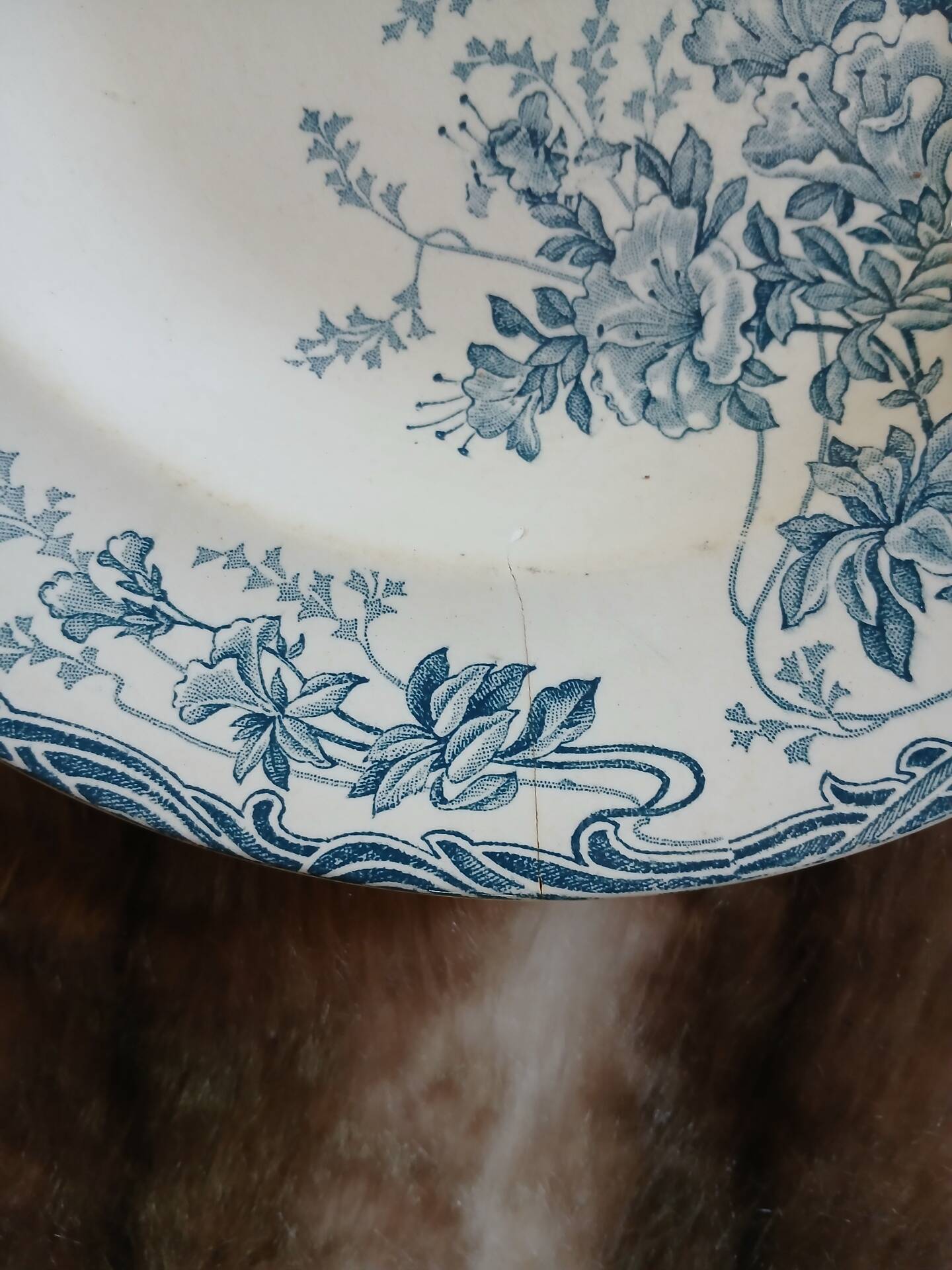 9 assiettes creuses anciennes dépareillées 