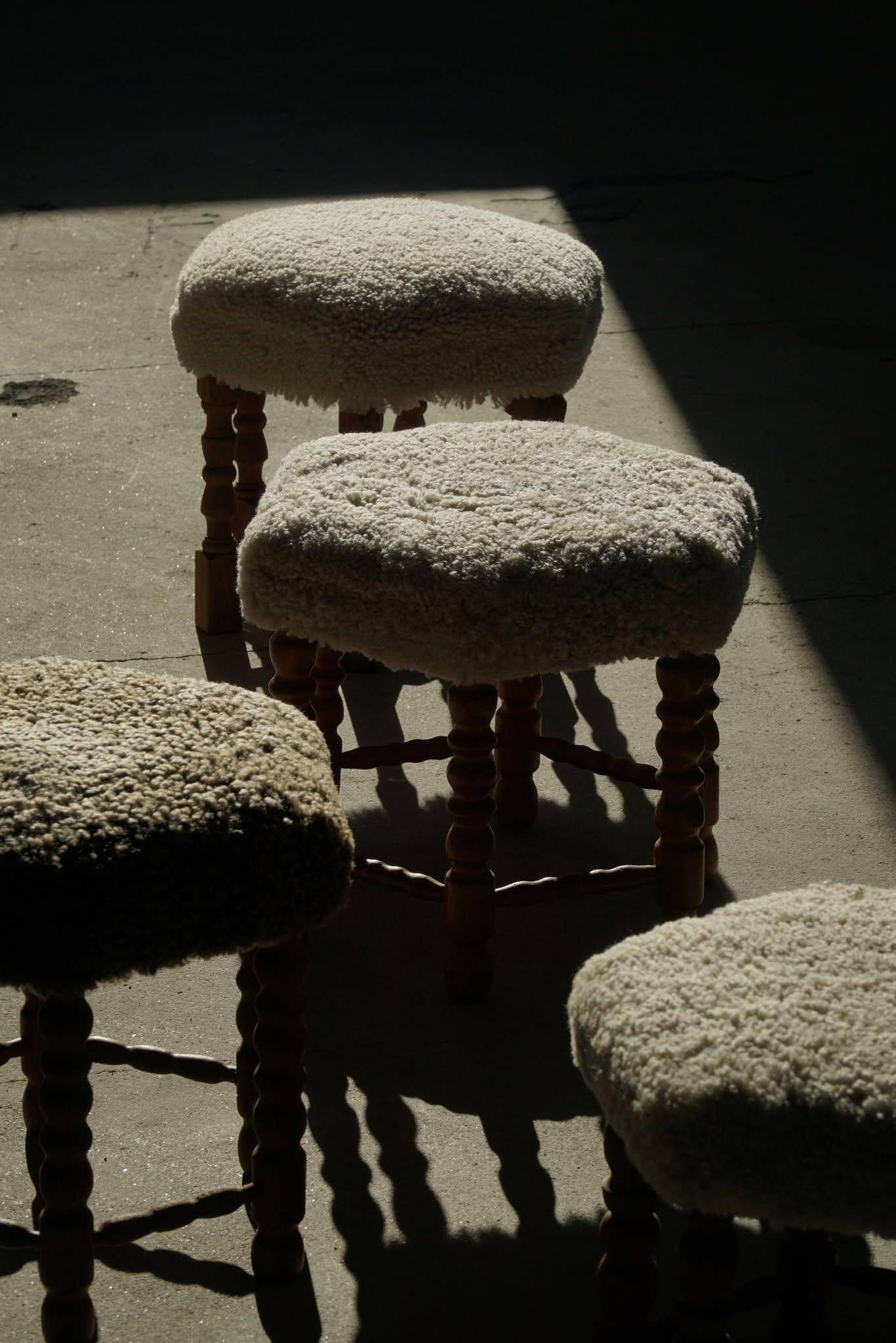 Un tabouret hexagonal en chêne, siège réhabilité en laine d'agneau, design danois des années 1950