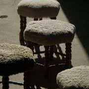 Un tabouret hexagonal en chêne, siège réhabilité en laine d'agneau, design danois des années 1950