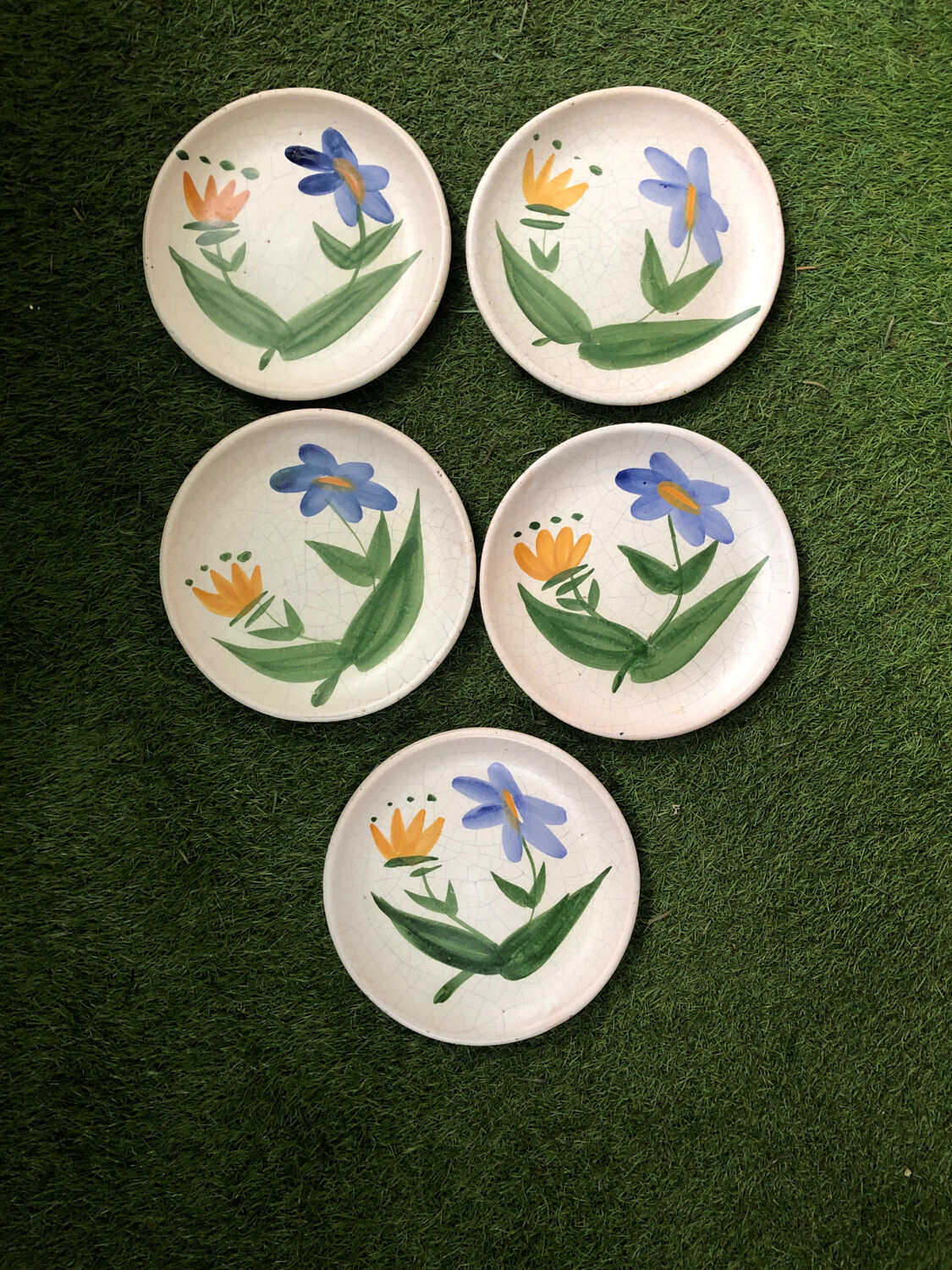 5 assiettes plates décor grosses fleurs Vallauris vers 1950