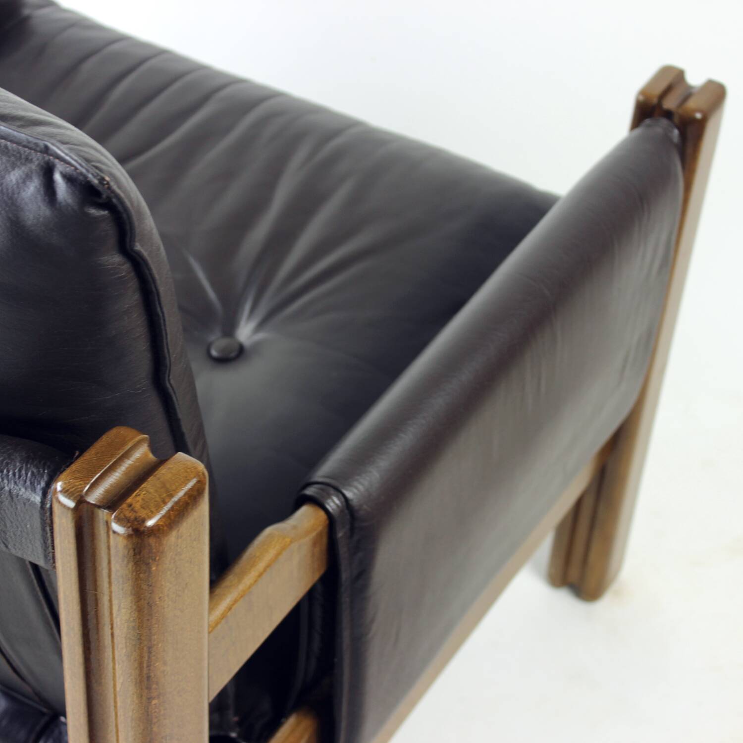 Lot de 2 chaises longues en cuir marron et noyer par Ton, Tchécoslovaquie