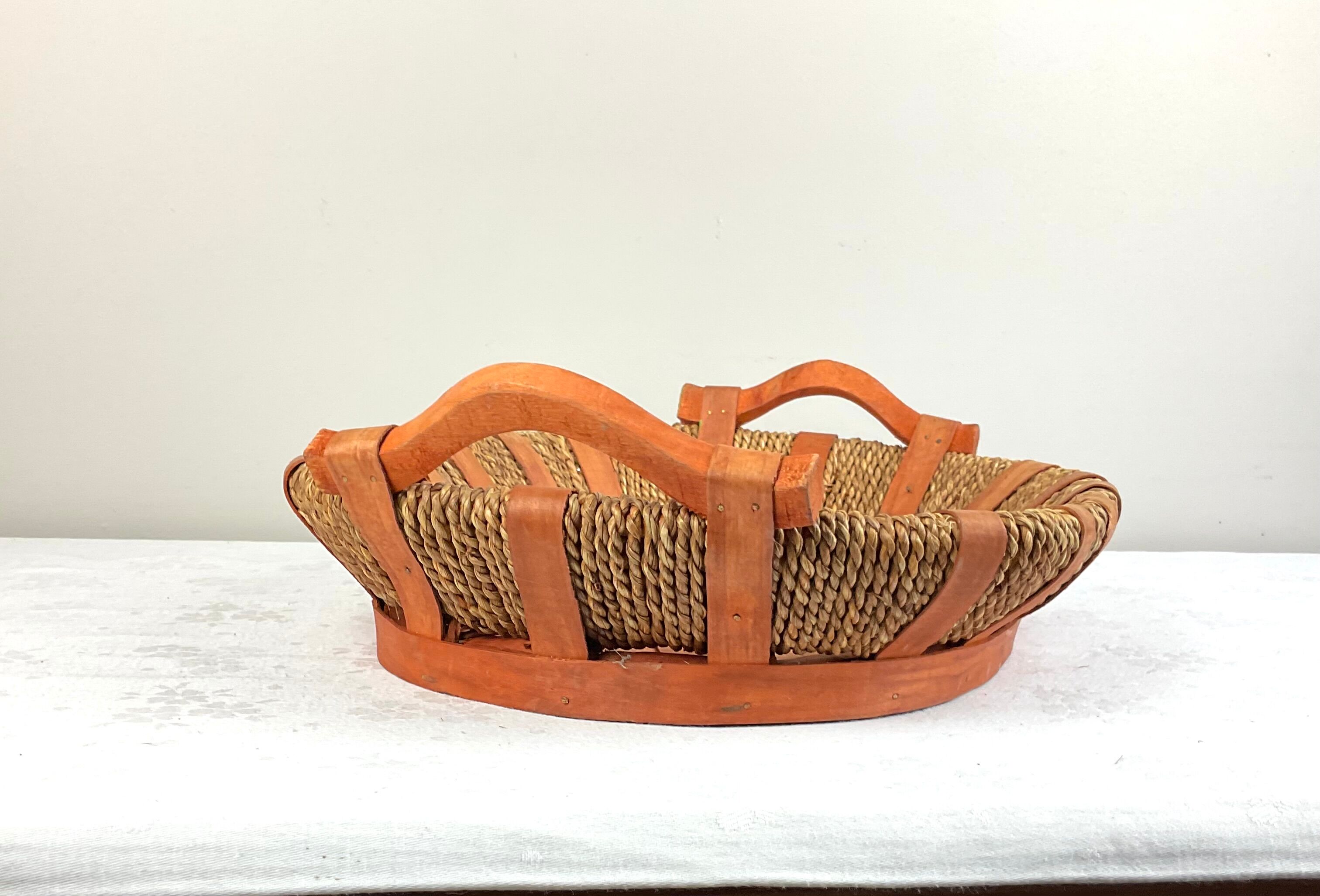 Tray in wood and wicker