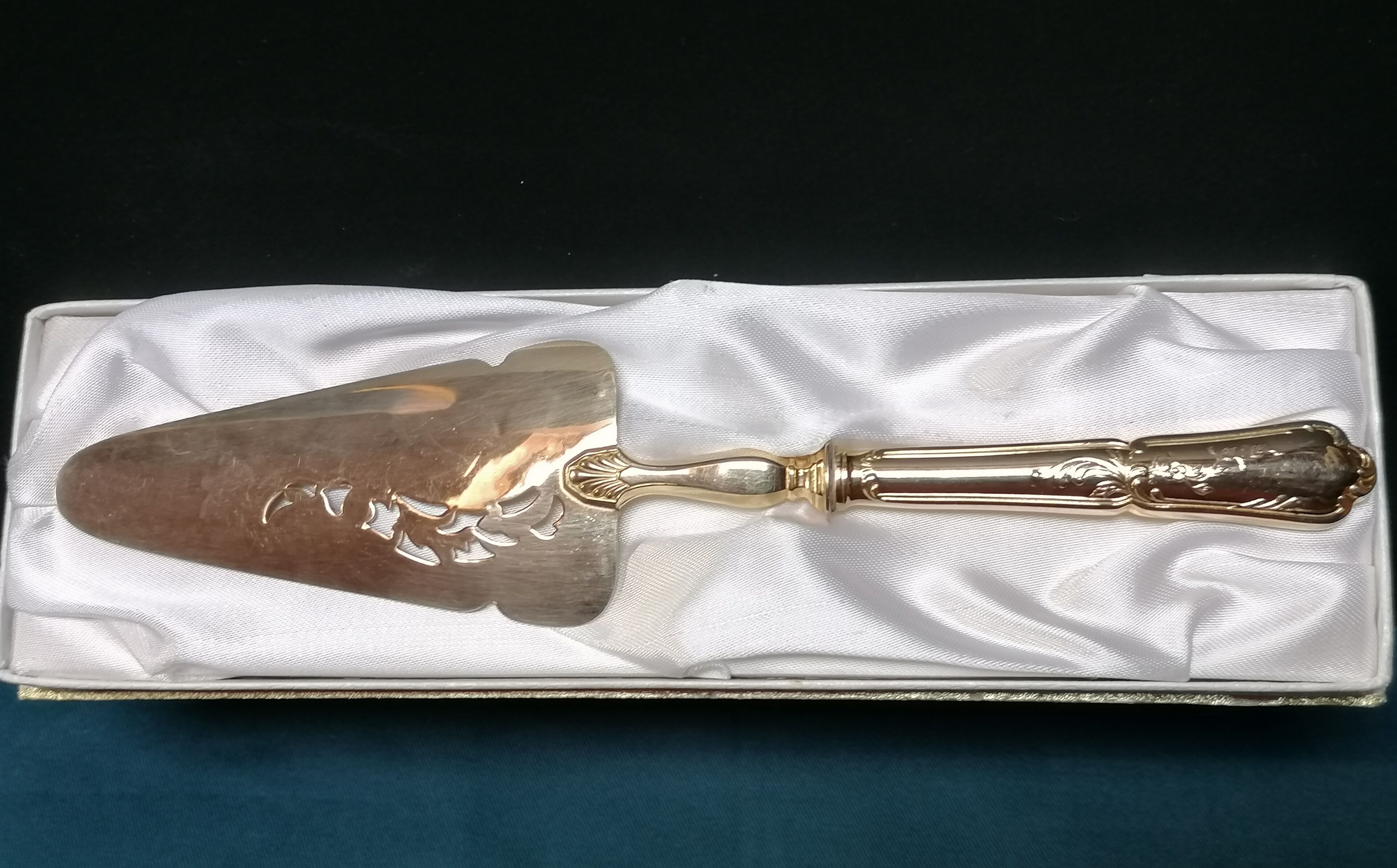 Golden metal pie shovel stamped Fabiora