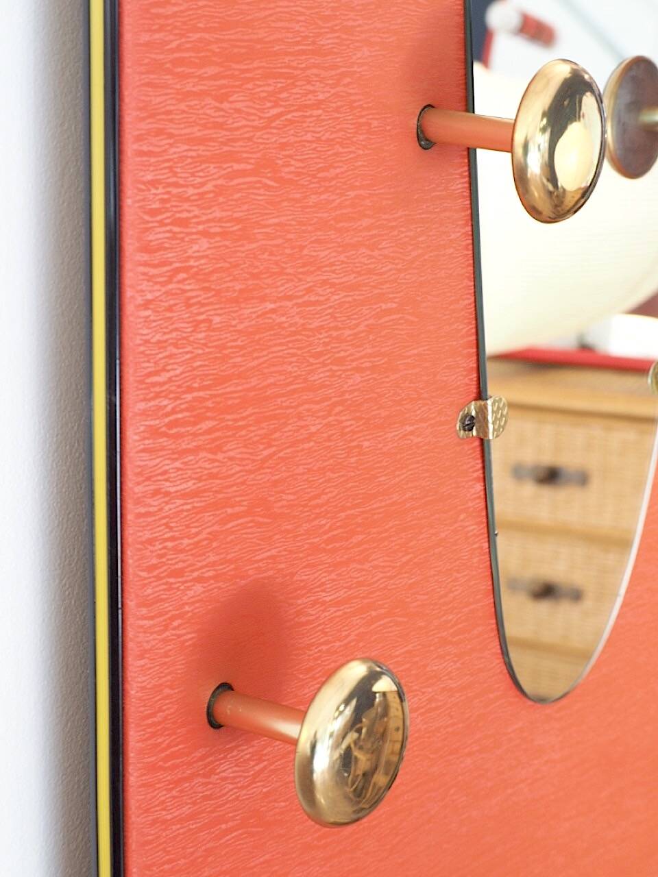 Vestiaire d'entrée vintage corail et laiton