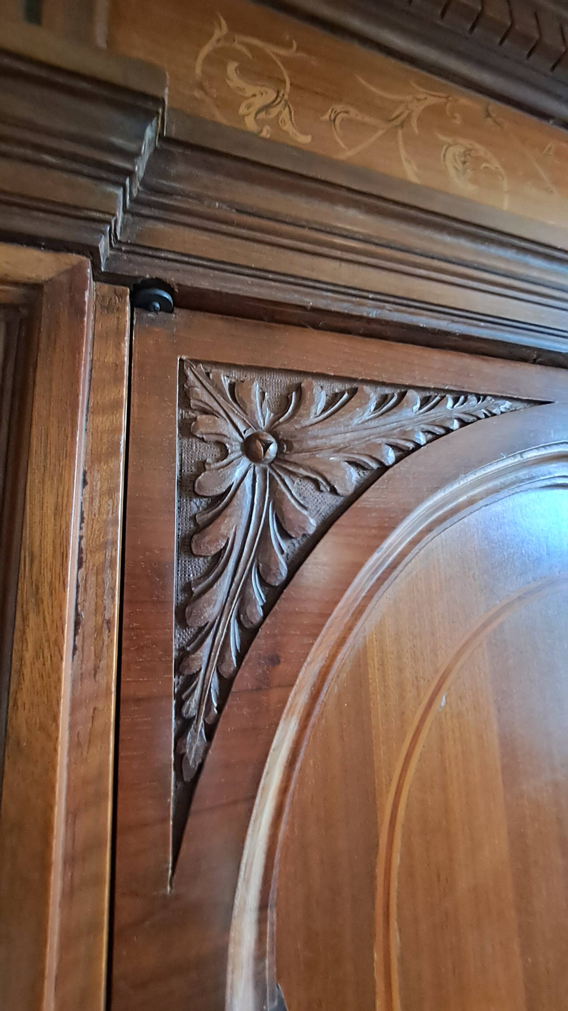 Wardrobe - neo-Renaissance in carved solid wood - possible lot sale