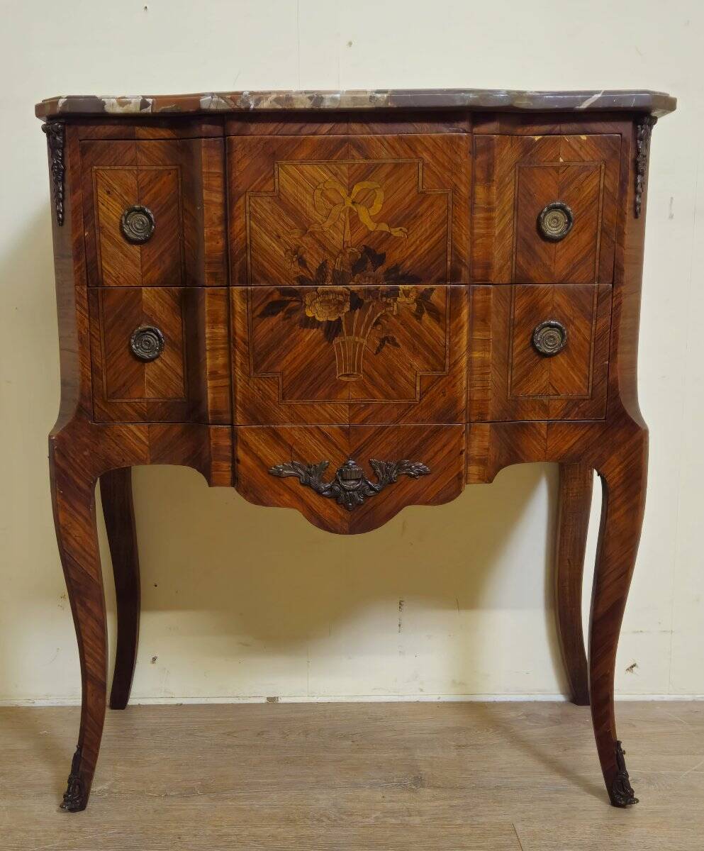 Louis XV style commode with a projection in marquetry.
