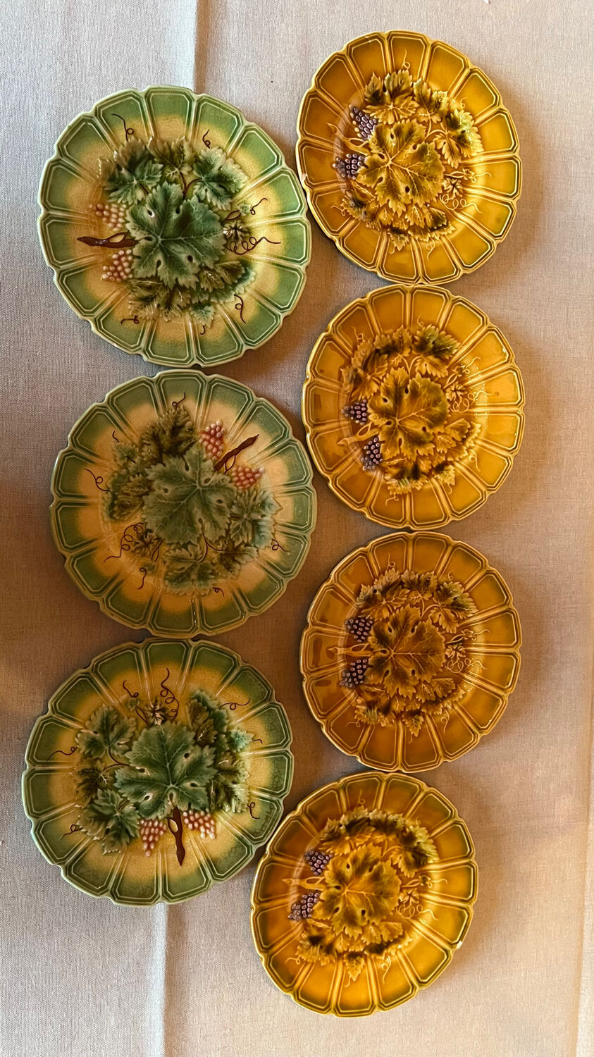 Lot de 7 assiettes  a dessert anciennes en barbotine  de Sarreguemines