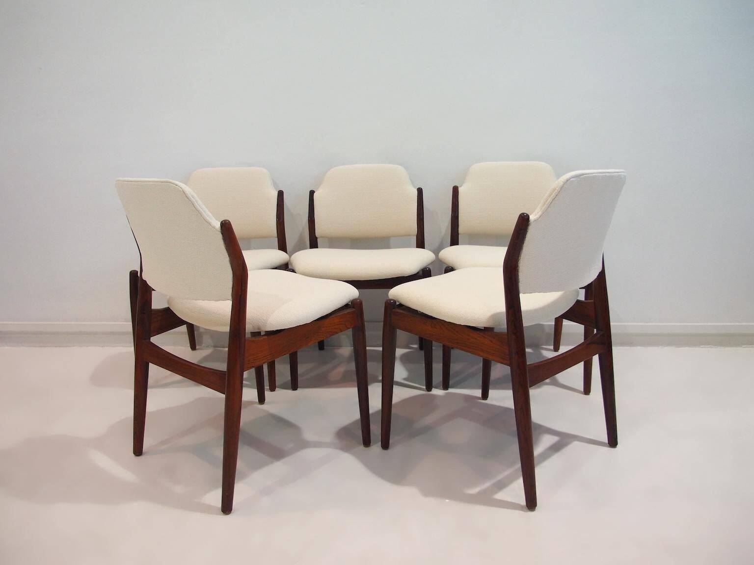 Set of six hardwood chairs by Arne Vodder for Sibast with white textile upholstery.