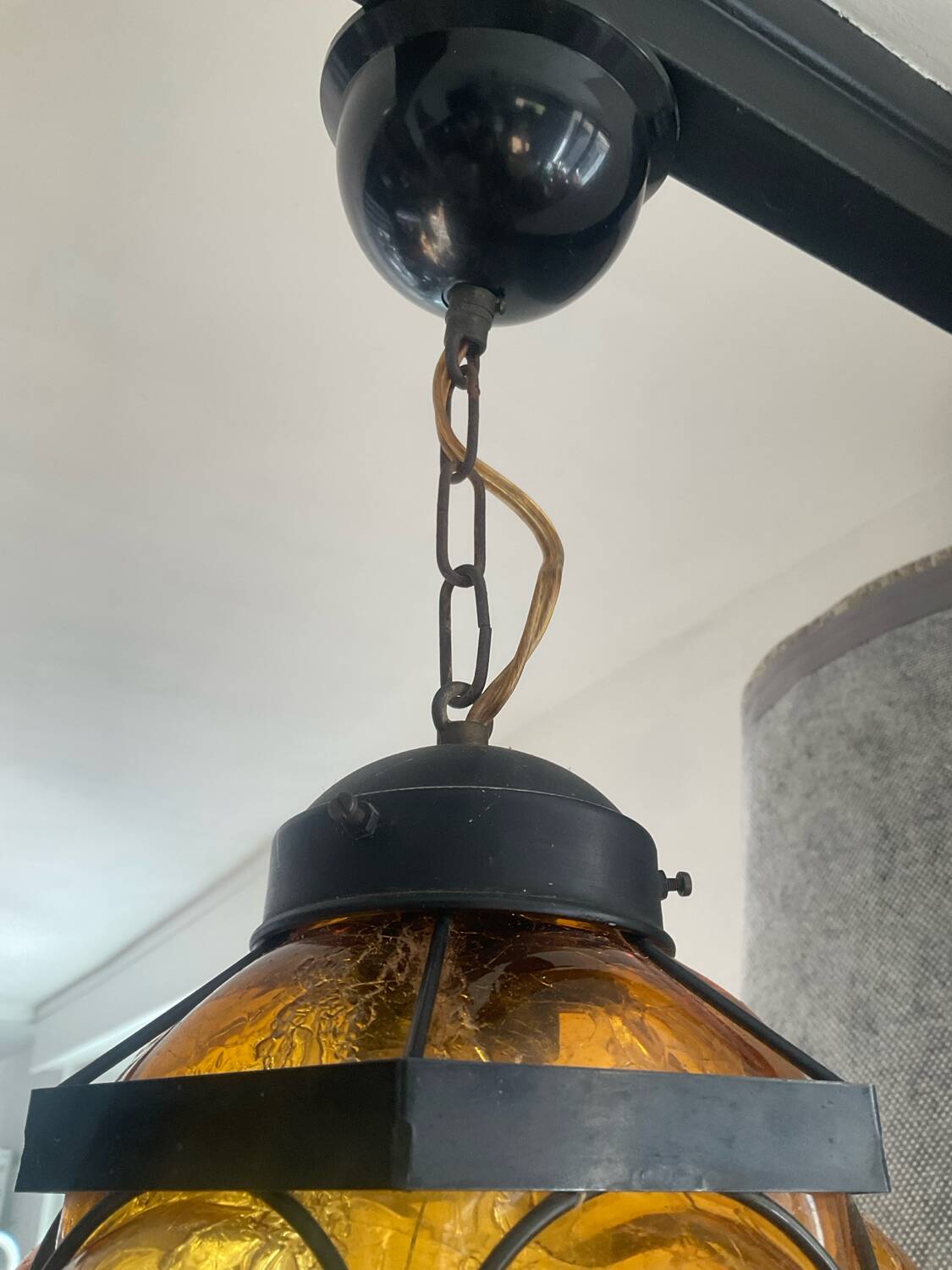 Suspension en verre ambré et fer forgé des années 60