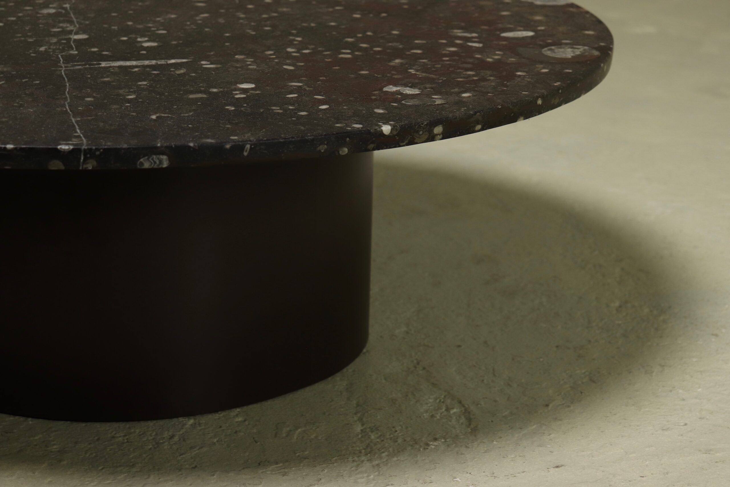 Table basse en pierre fossile rare et acier par Metaform années 1970