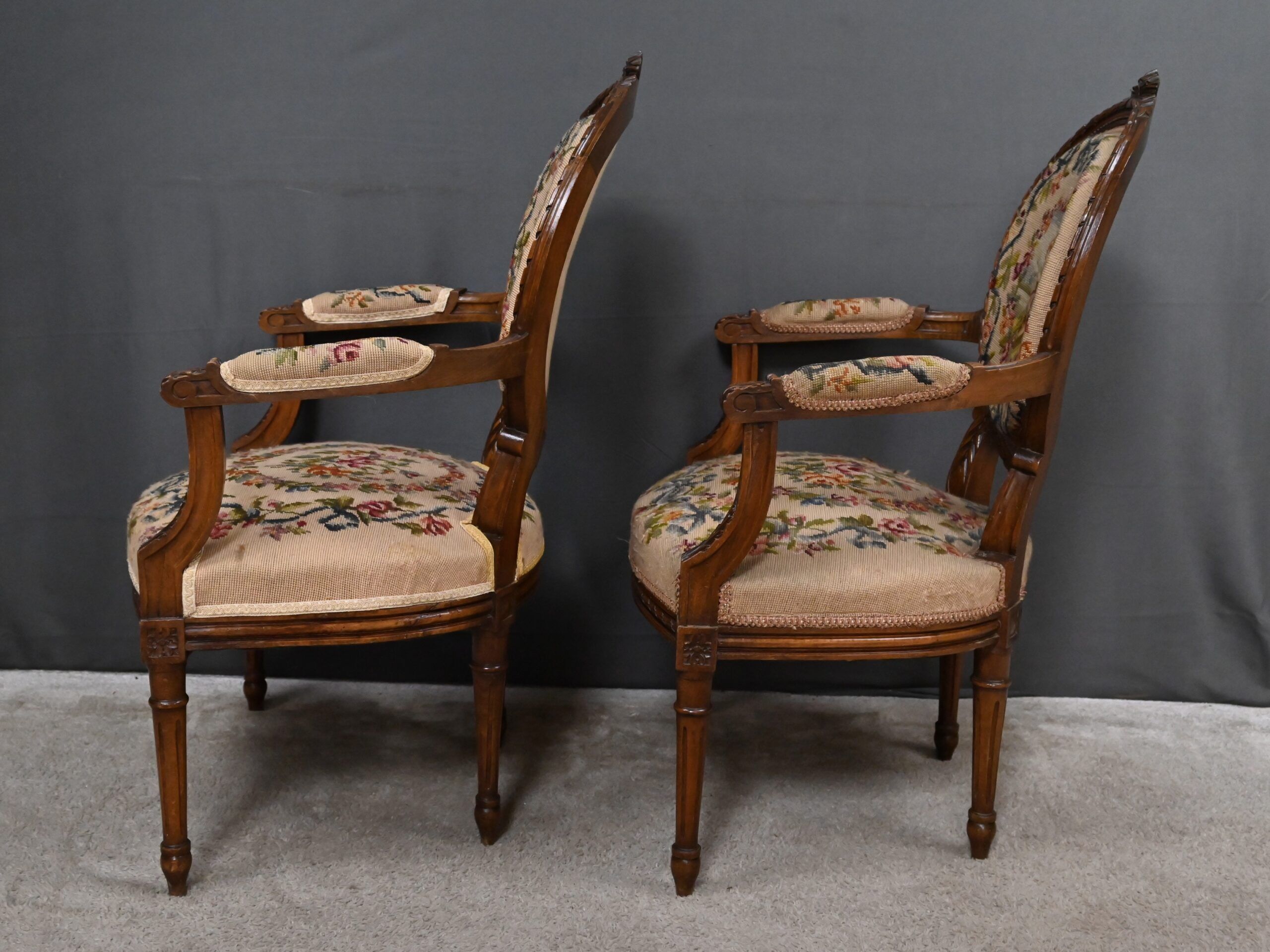 Paire de fauteuils en hêtre, style Louis XVI – début XXe