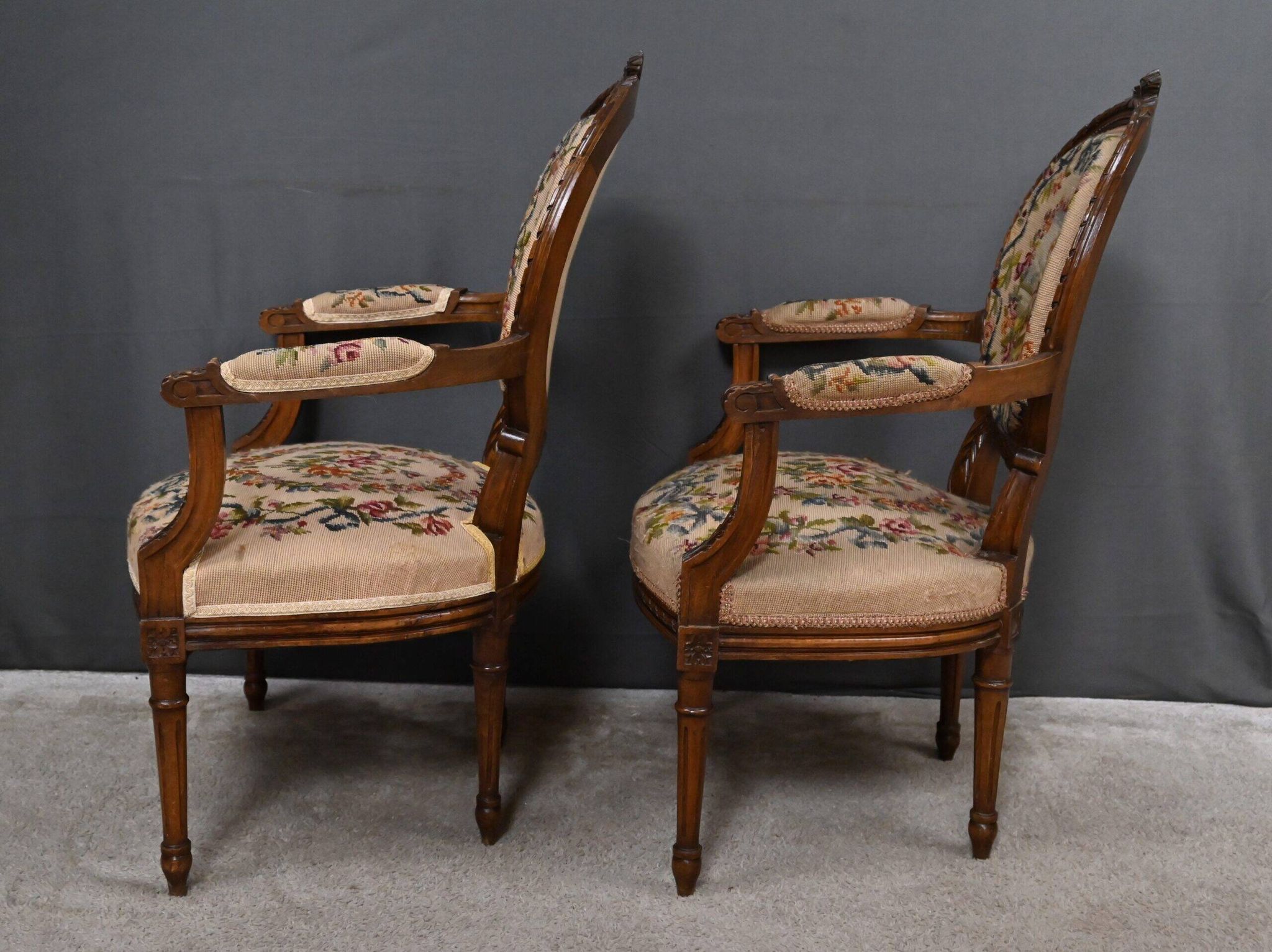 Paire de fauteuils en hêtre, style Louis XVI – début XXe