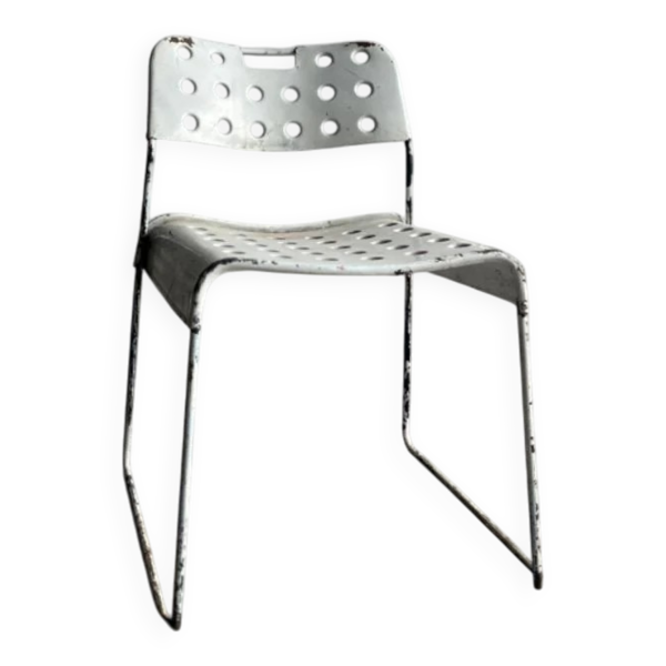 Chaise Omstak en acier laqué blanc, conçue par Rodney Kinsman pour Bieffeplast (1971). Piètement traîneau industriel