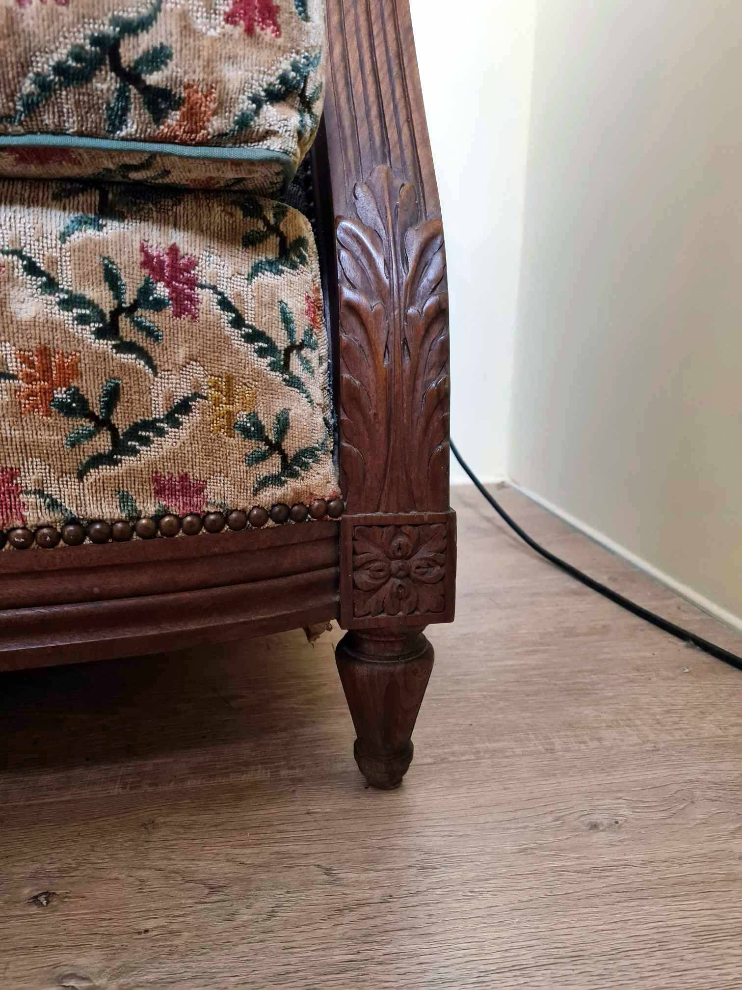 banquette de style Louis XVI vers 1900 tapisserie façon velours de gênes a décors floral