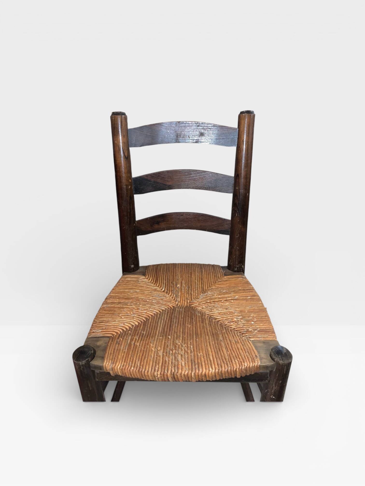 Antique wooden and straw chair – Country / Rustic style
