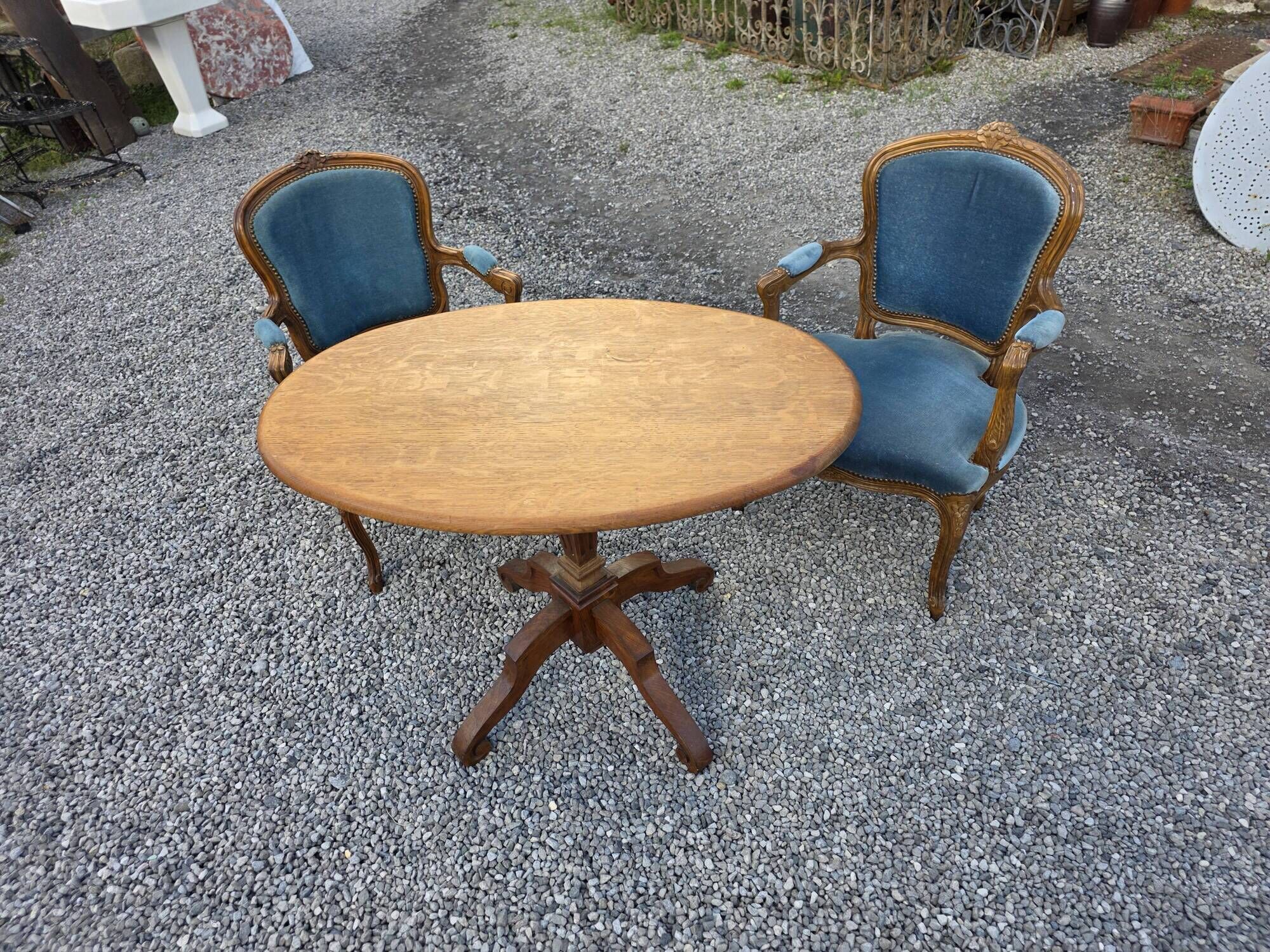 Oak guéridon table from the early 20th century.