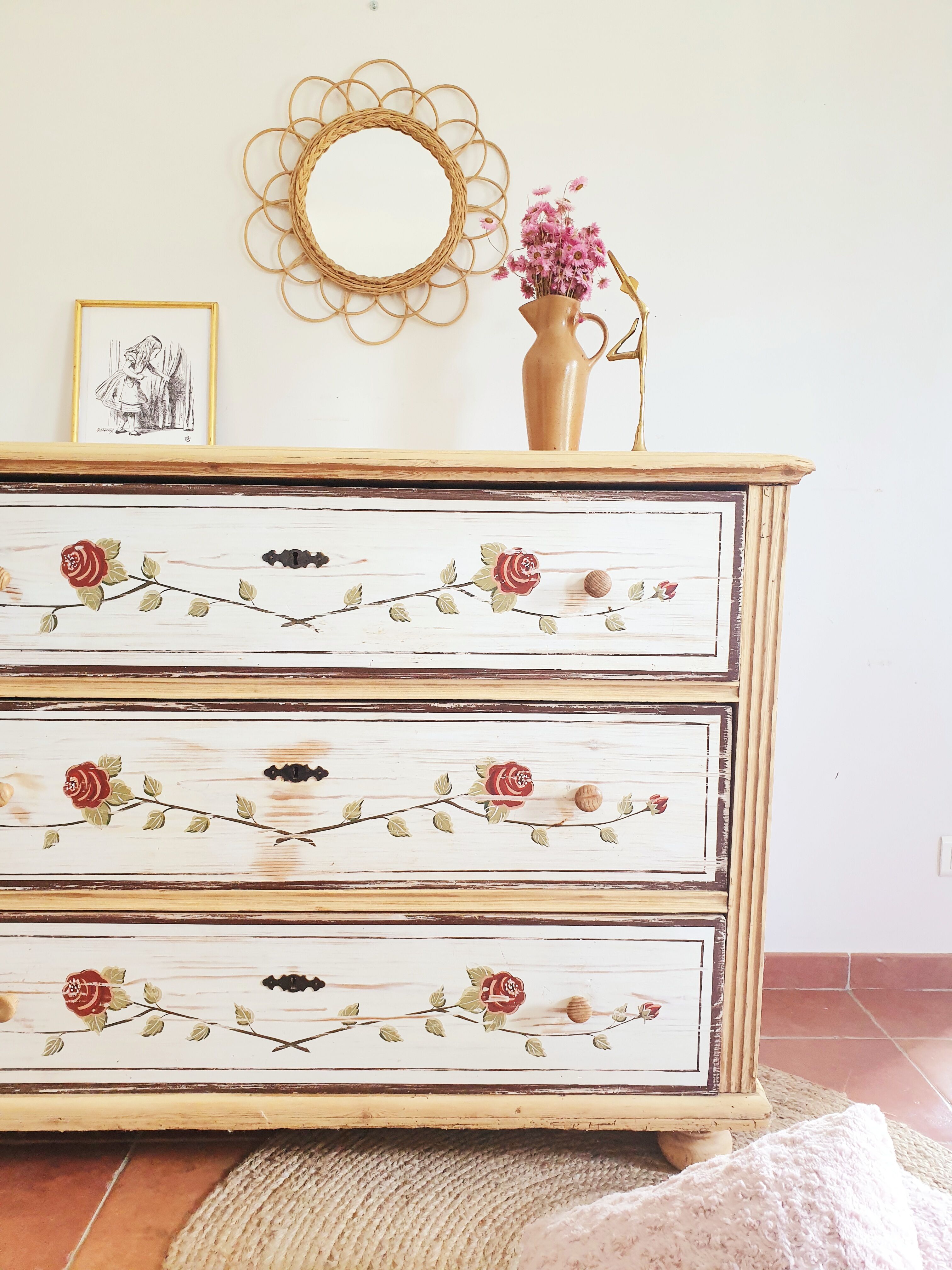 Pretty solid pine chest of drawers