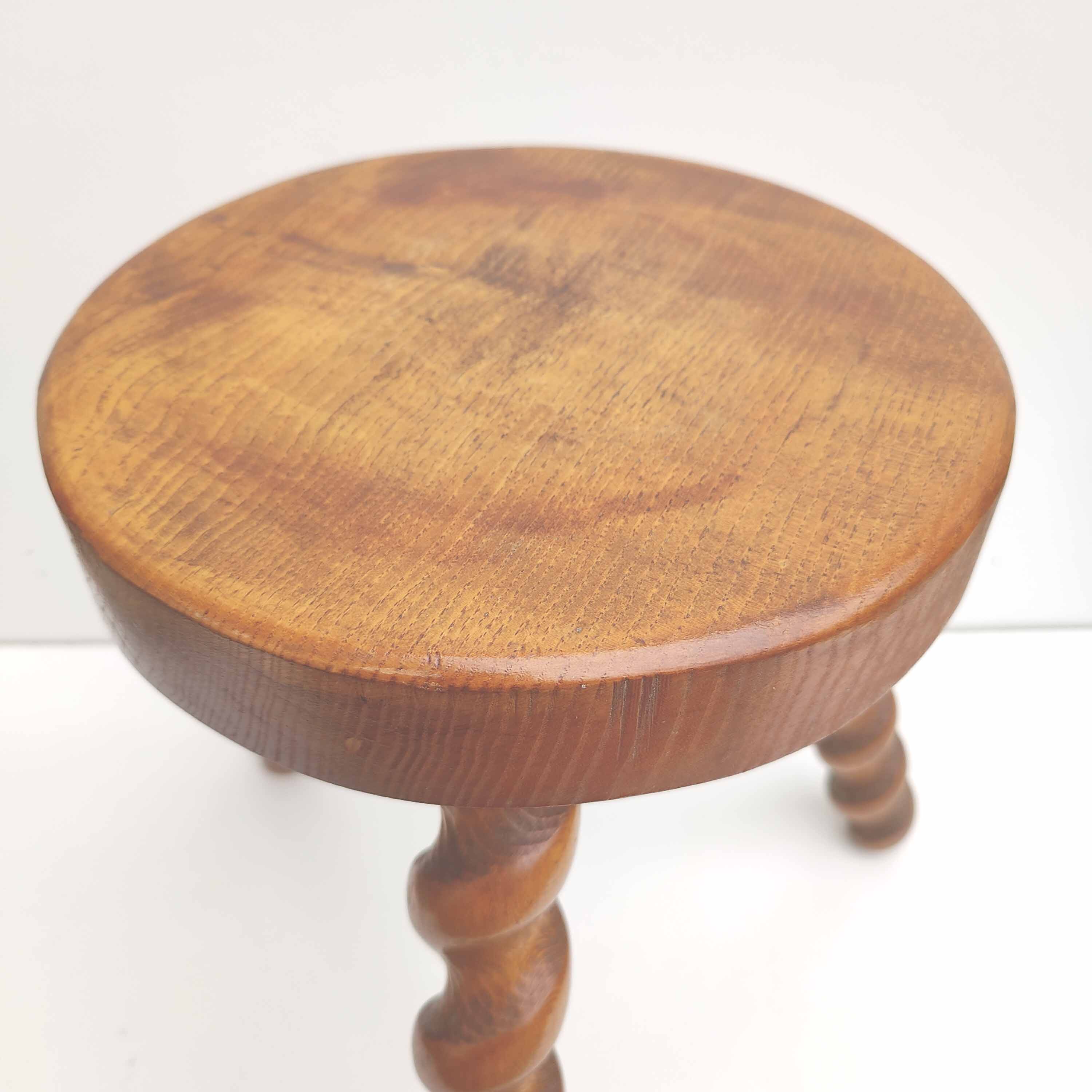 Tripod wood stool twisted feet