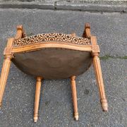 Fauteuil en bois massif et velours style Louis XVI