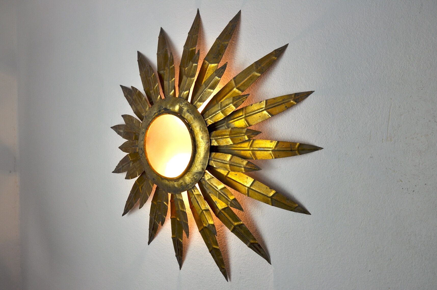Applique florale soleil brutaliste, métal doré, Italie, 1970
