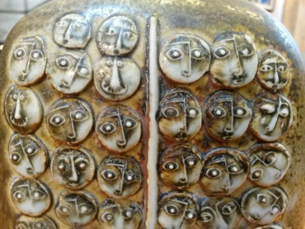 Vase modèle unique 1969 décor de têtes multiples Stig Lindberg