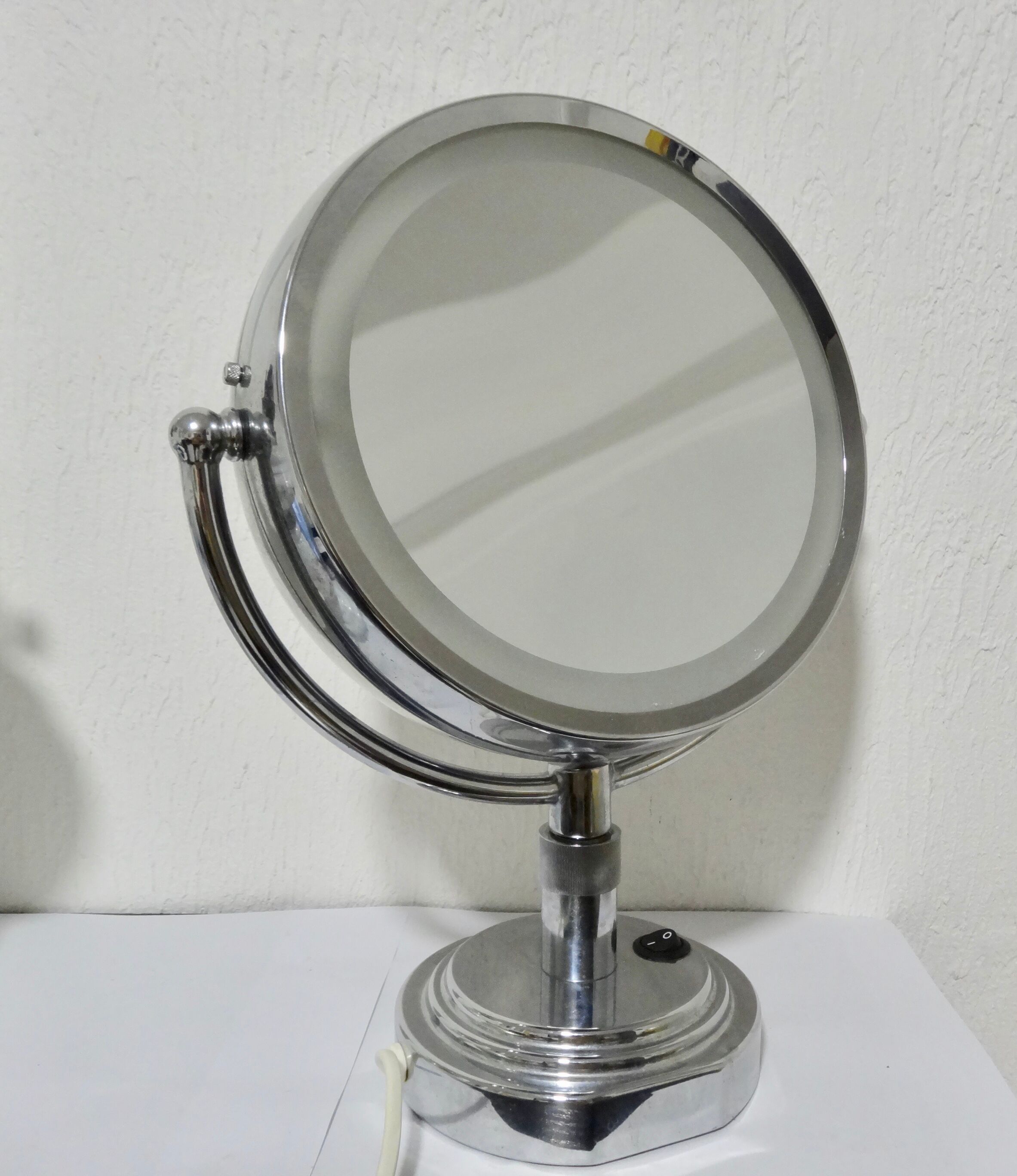 Table with lighting 23x23cm magnifying mirror