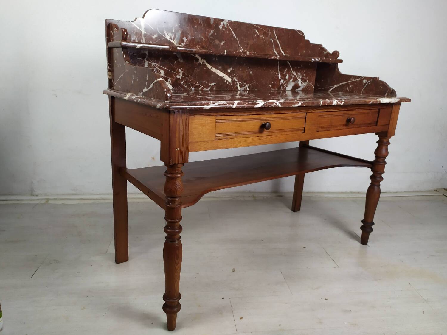 Burgundy marble dressing table