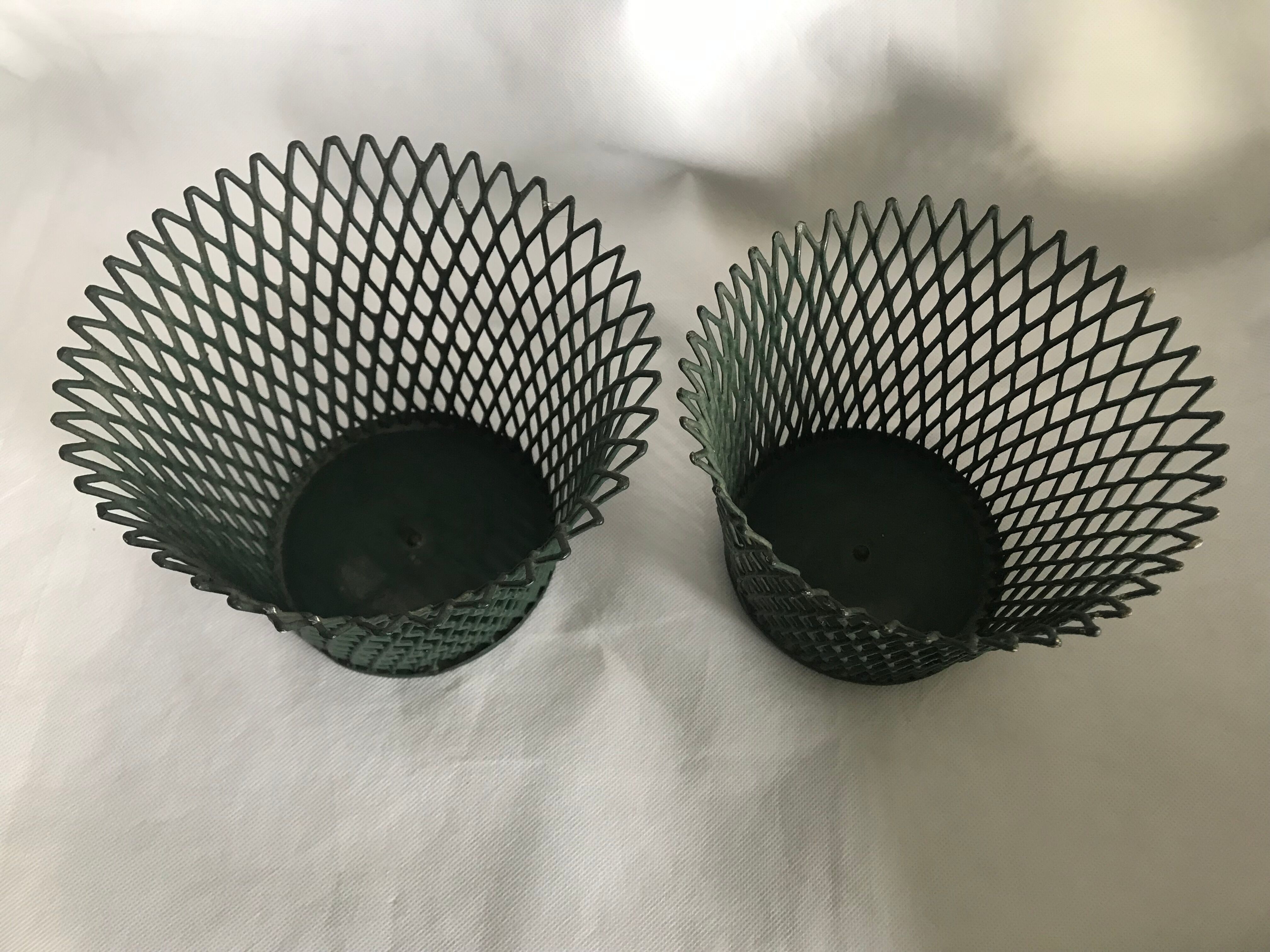 Paire de cache pots en métal vert ajouré par Mathieu Mategot 1950