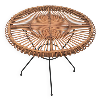 Table en rotin avec pied en métal