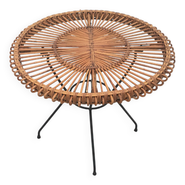 Table en rotin avec pied en métal