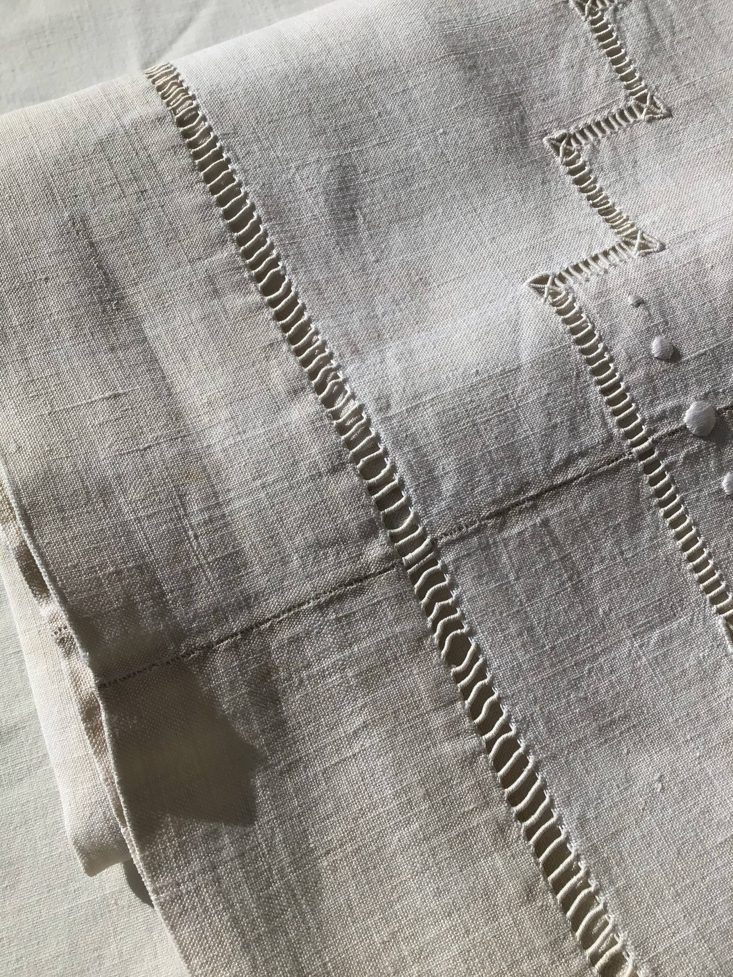 Hand embroidered EL sheet flowers and day scale central sewing