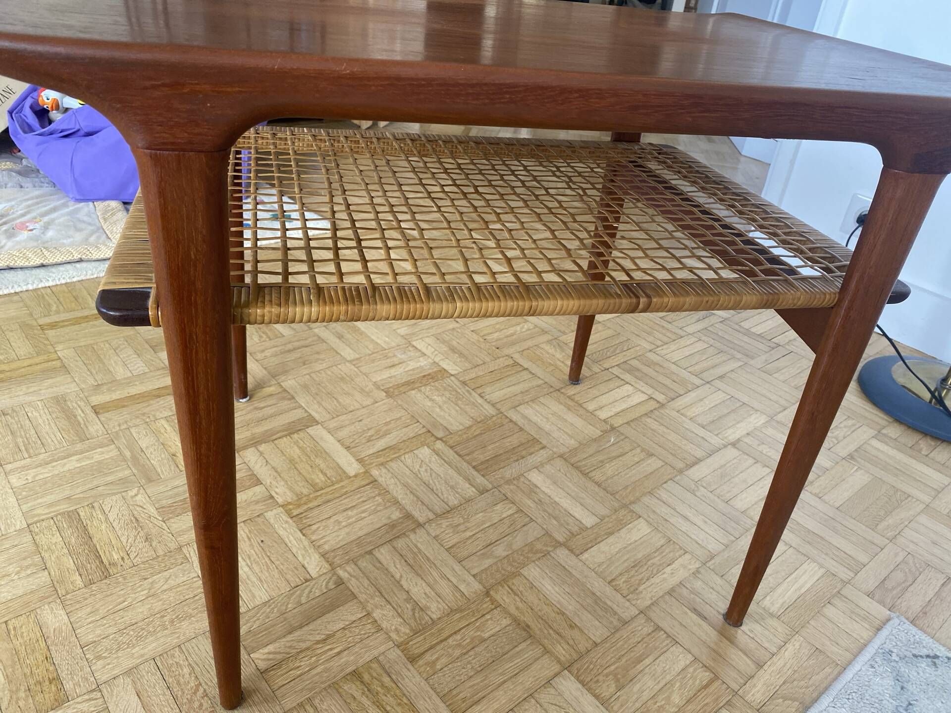 Table d'appoint en teck danois par Johannes Anderson