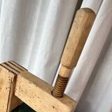 Serre-joint ancien en bois brut, serre-livres