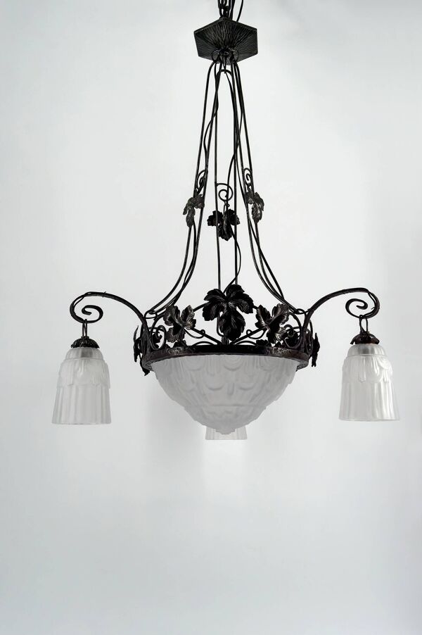 Lustre en fer forgé, tulipes / vasque en verre pressé-moulé, Art Deco, 1930