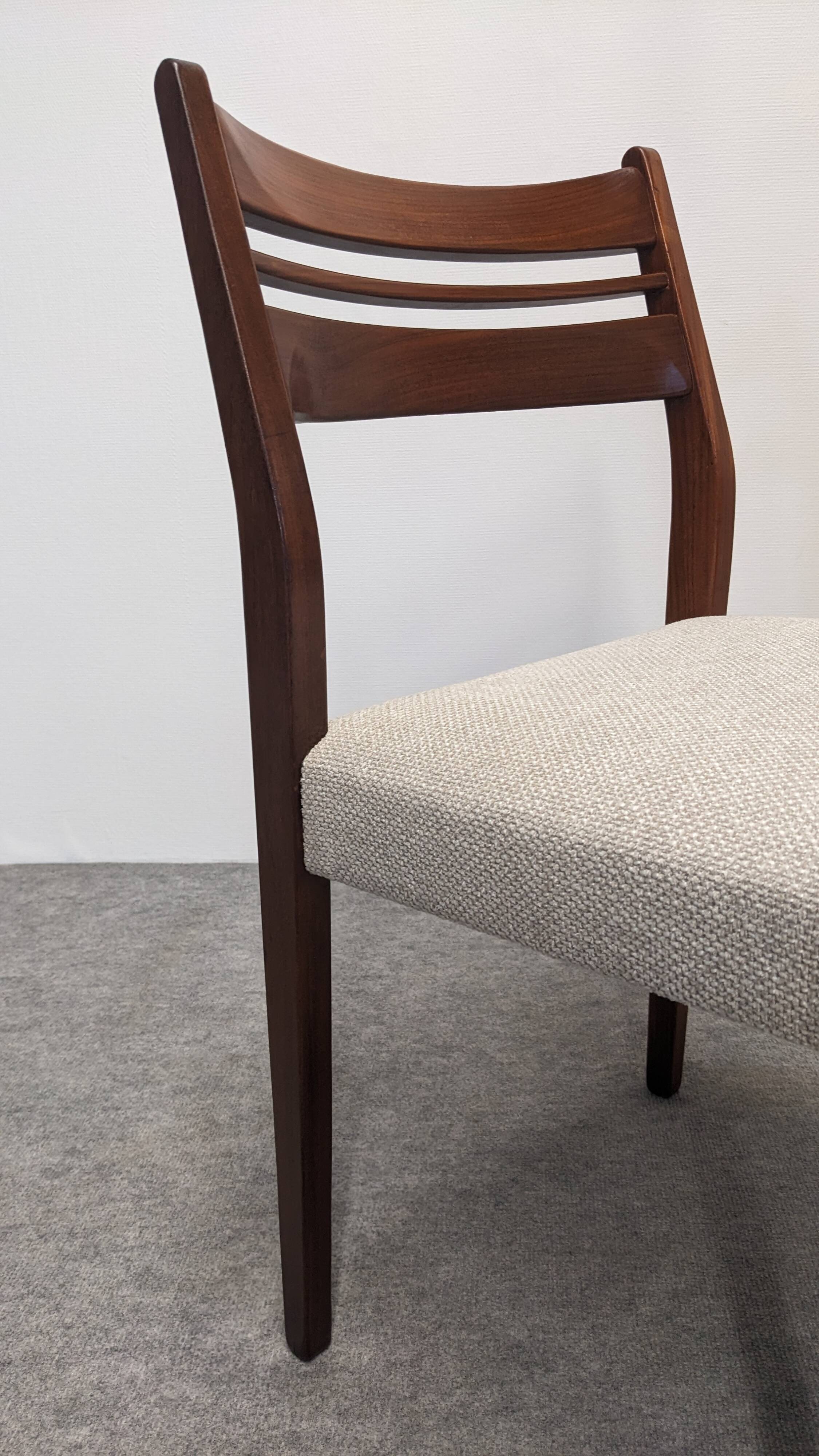 Série de 4 chaises de style scandinave en teck, France vers 1970