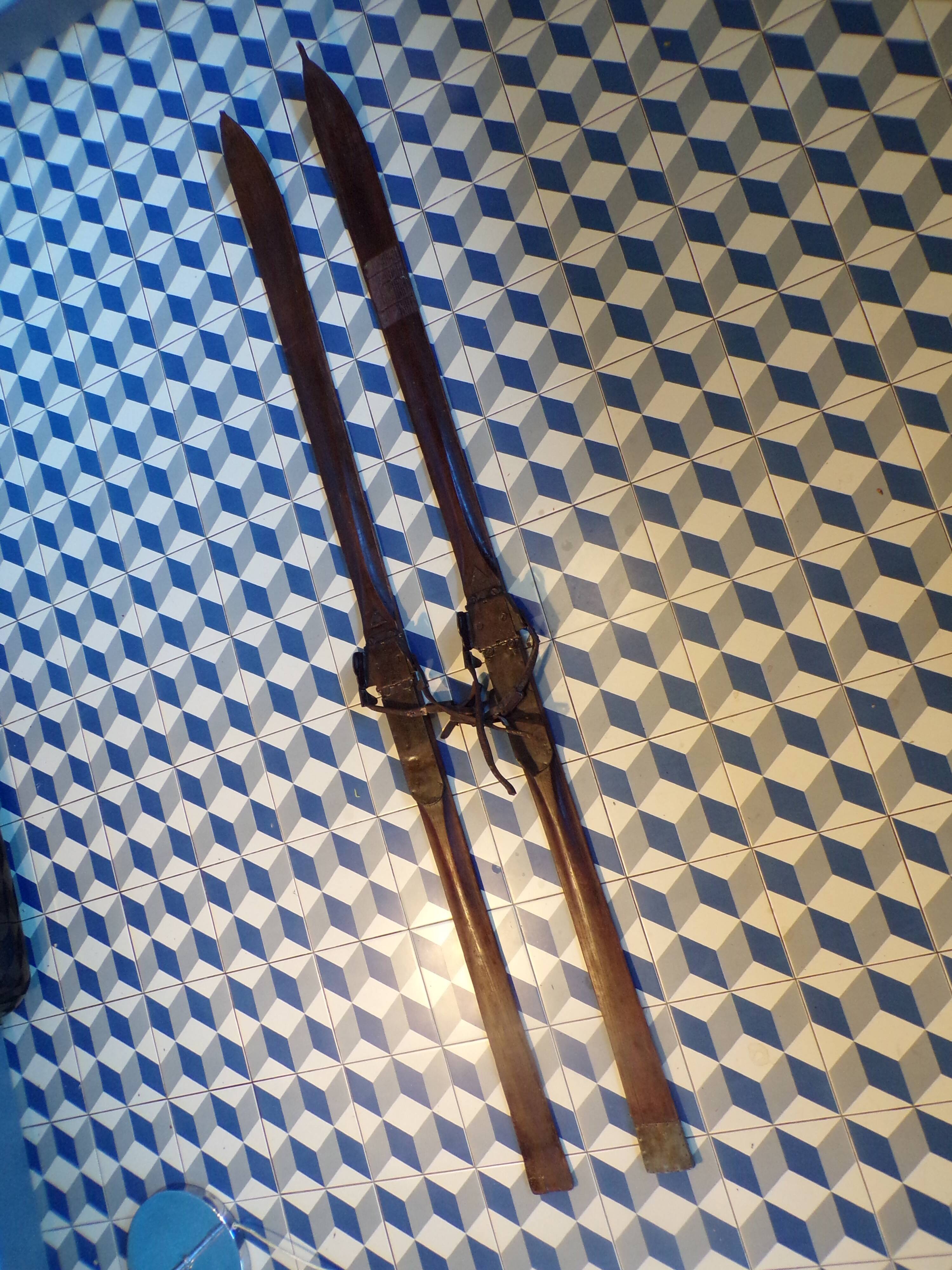 Paire d eskis vintage en bois L=198cm